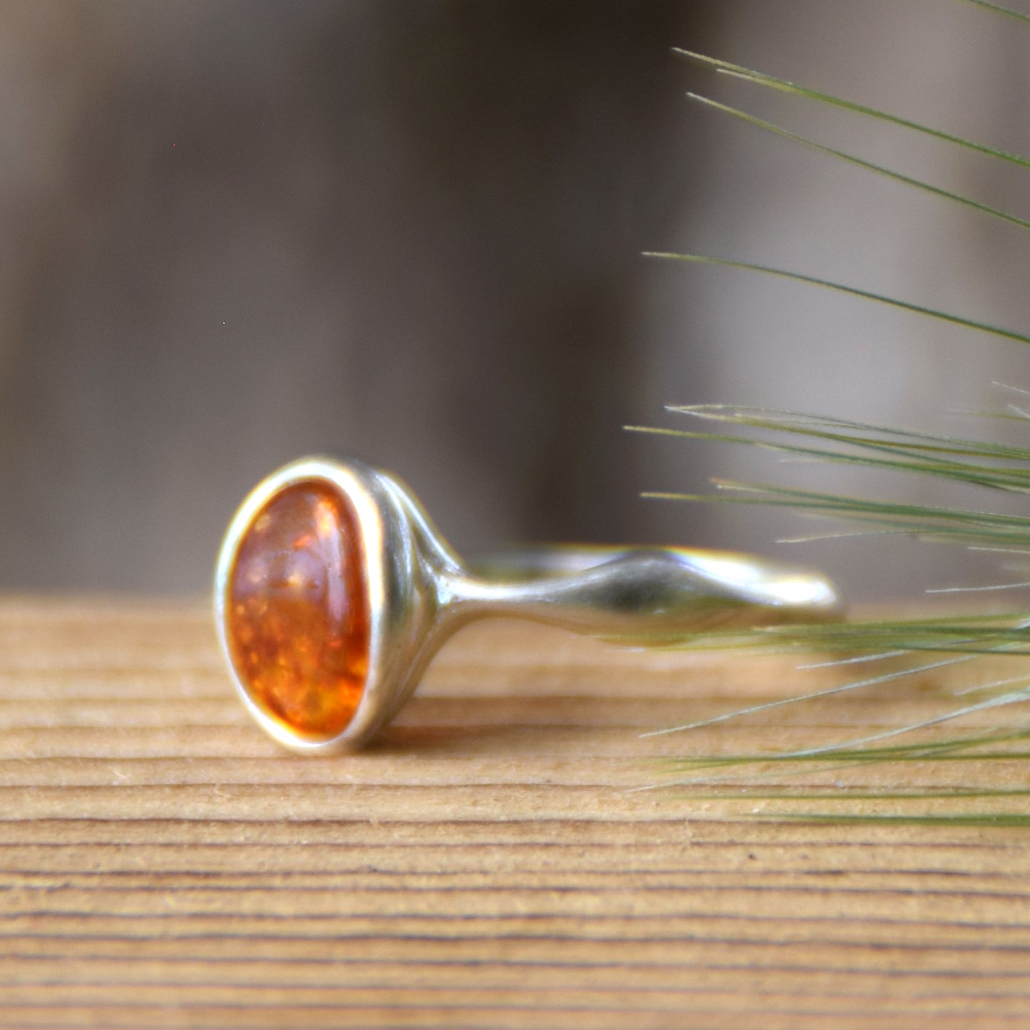 Filigraner, minimalistischer Ring aus Naturbernstein in Cognac-Farbe und 925er Silber, MJ Baltica, BP093
