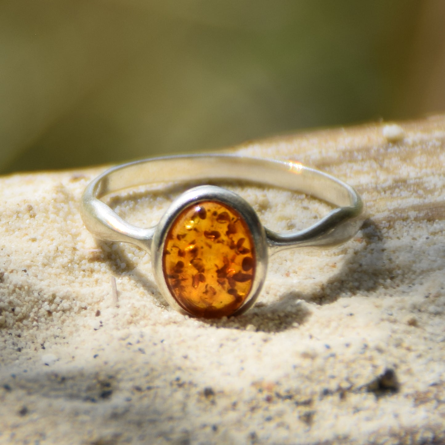 Filigraner, minimalistischer Ring aus Naturbernstein in Cognac-Farbe und 925er Silber, MJ Baltica, BP093