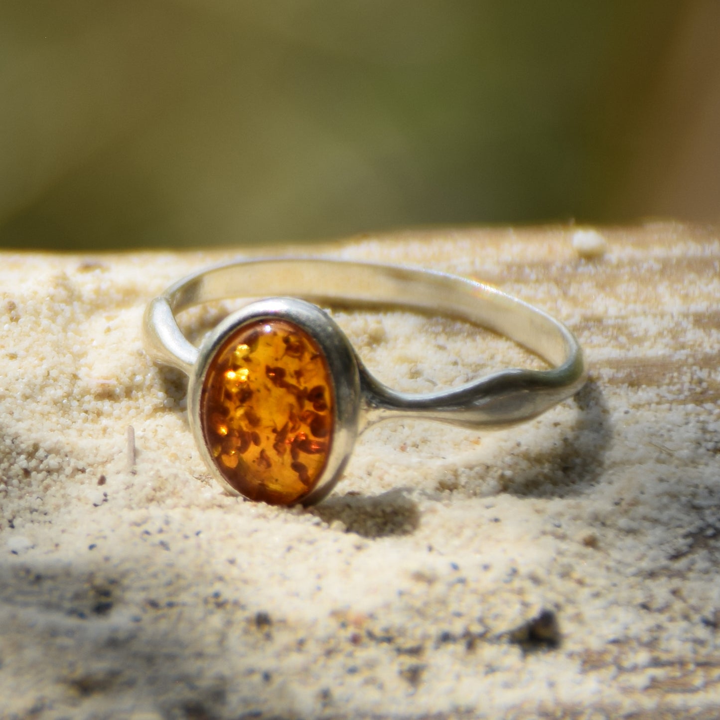 Filigraner, minimalistischer Ring aus Naturbernstein in Cognac-Farbe und 925er Silber, MJ Baltica, BP093