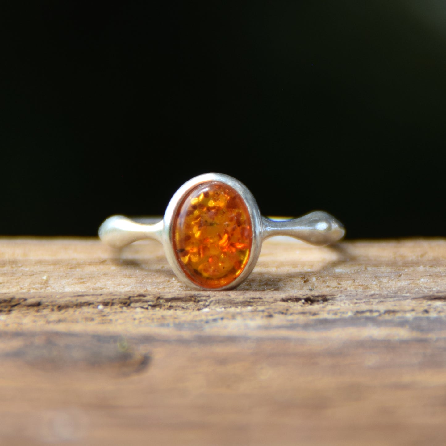 Filigraner, minimalistischer Ring aus Naturbernstein in Cognac-Farbe und 925er Silber, MJ Baltica, BP093