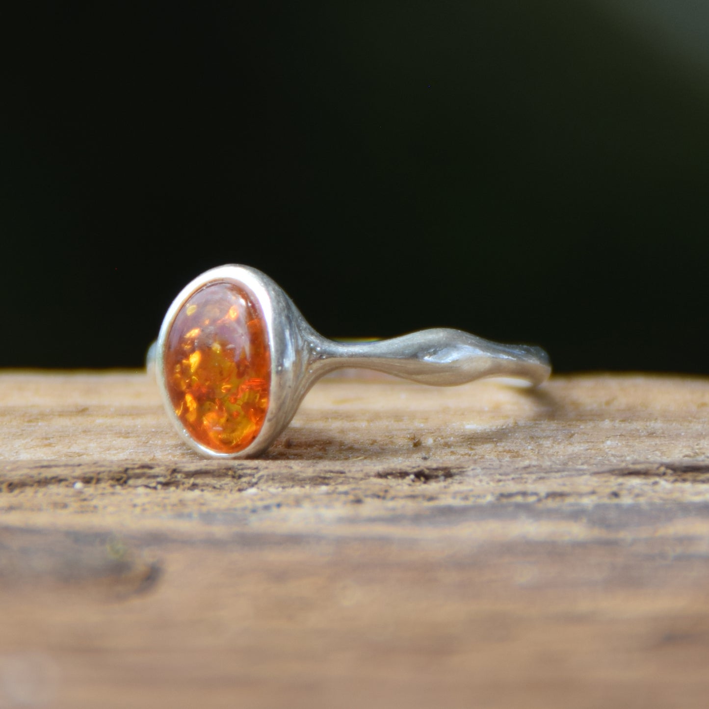Filigraner, minimalistischer Ring aus Naturbernstein in Cognac-Farbe und 925er Silber, MJ Baltica, BP093