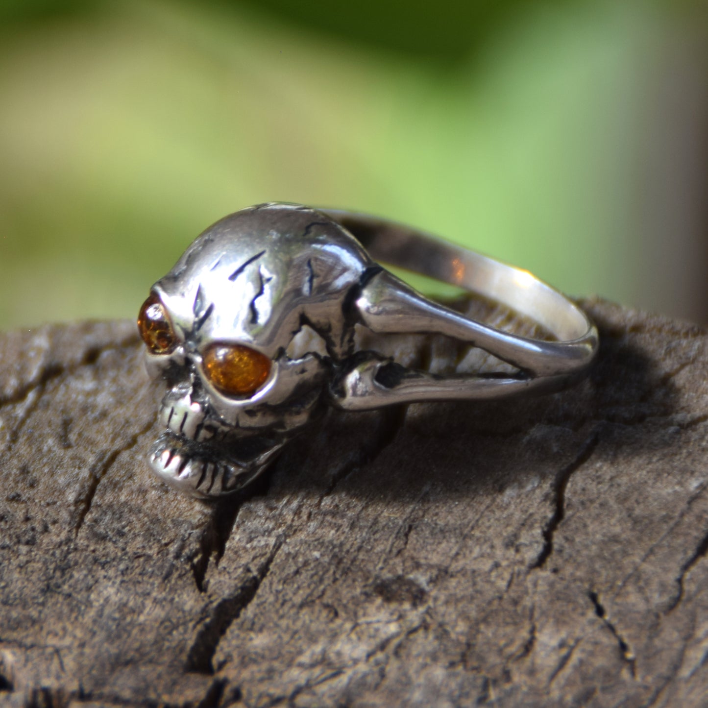 Intenso anello a forma di teschio con le ossa in Ambra naturale color cognac e Argento 925, MJ Baltica, BP097