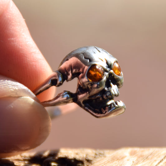 Intense skull and crossbones ring in cognac-colored natural amber and 925 sterling silver, MJ Baltica, BP097