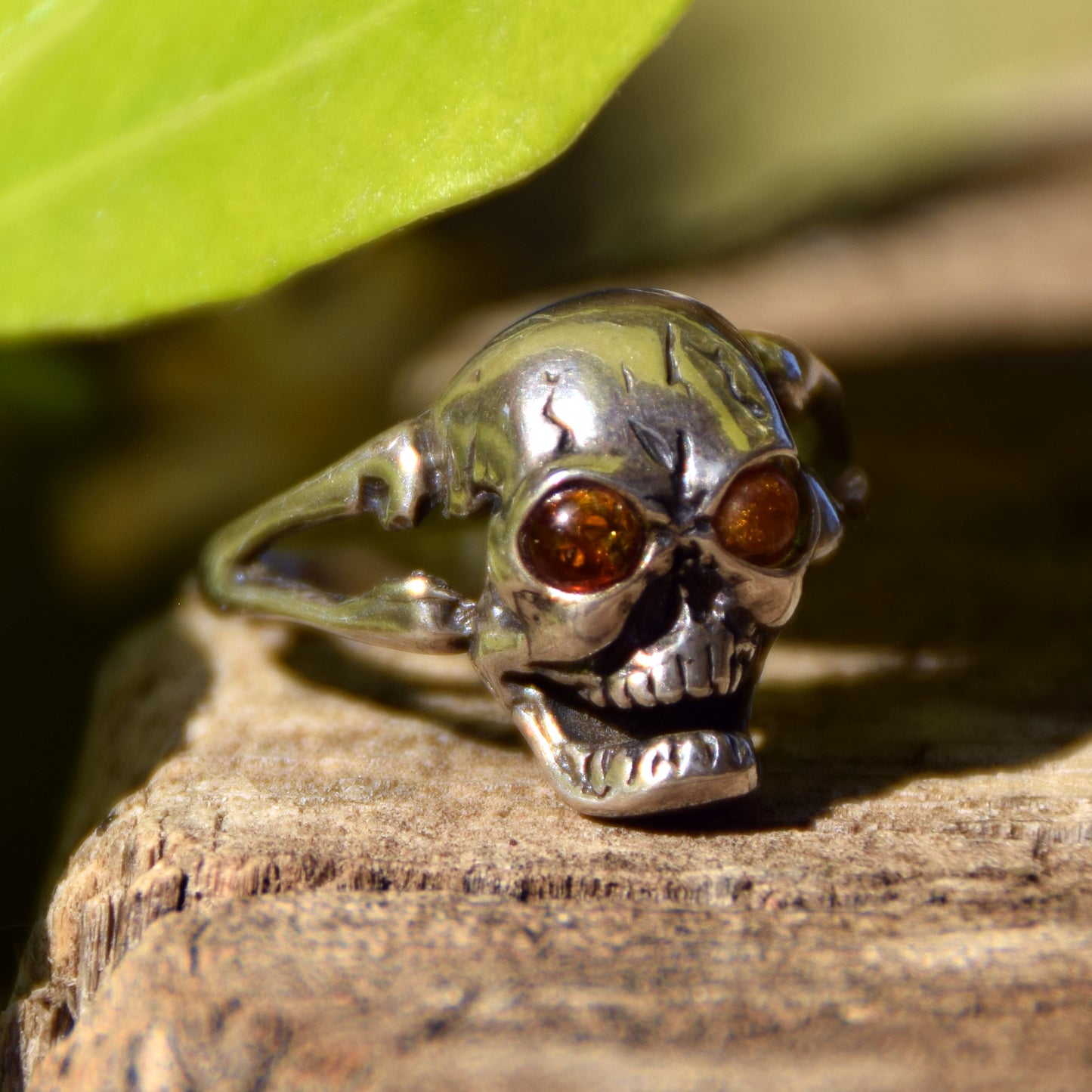Intenso anello a forma di teschio con le ossa in Ambra naturale color cognac e Argento 925, MJ Baltica, BP097