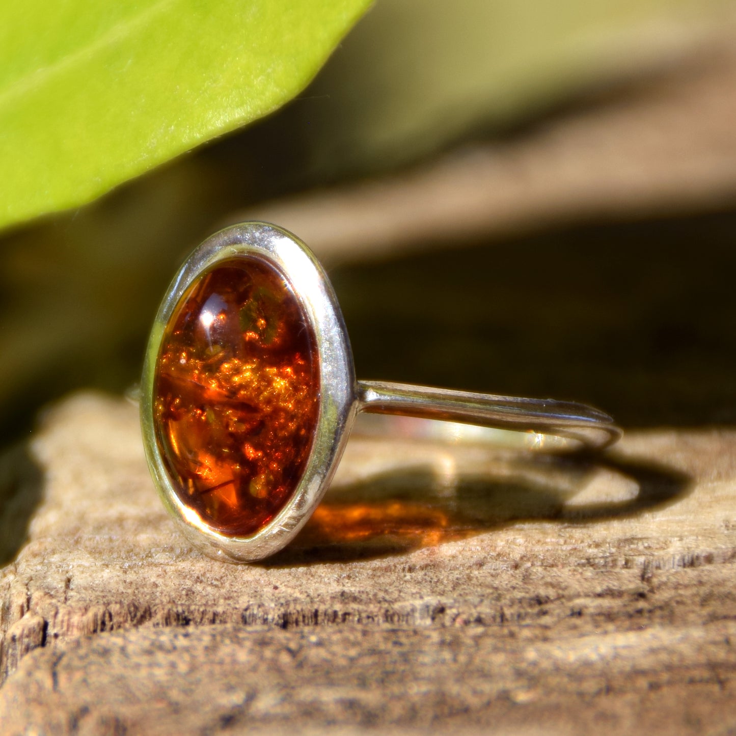 Strahlender Ring im Essential-Stil mit cognacfarbenem Naturbernstein und 925er Silber, MJ Baltica, BP099