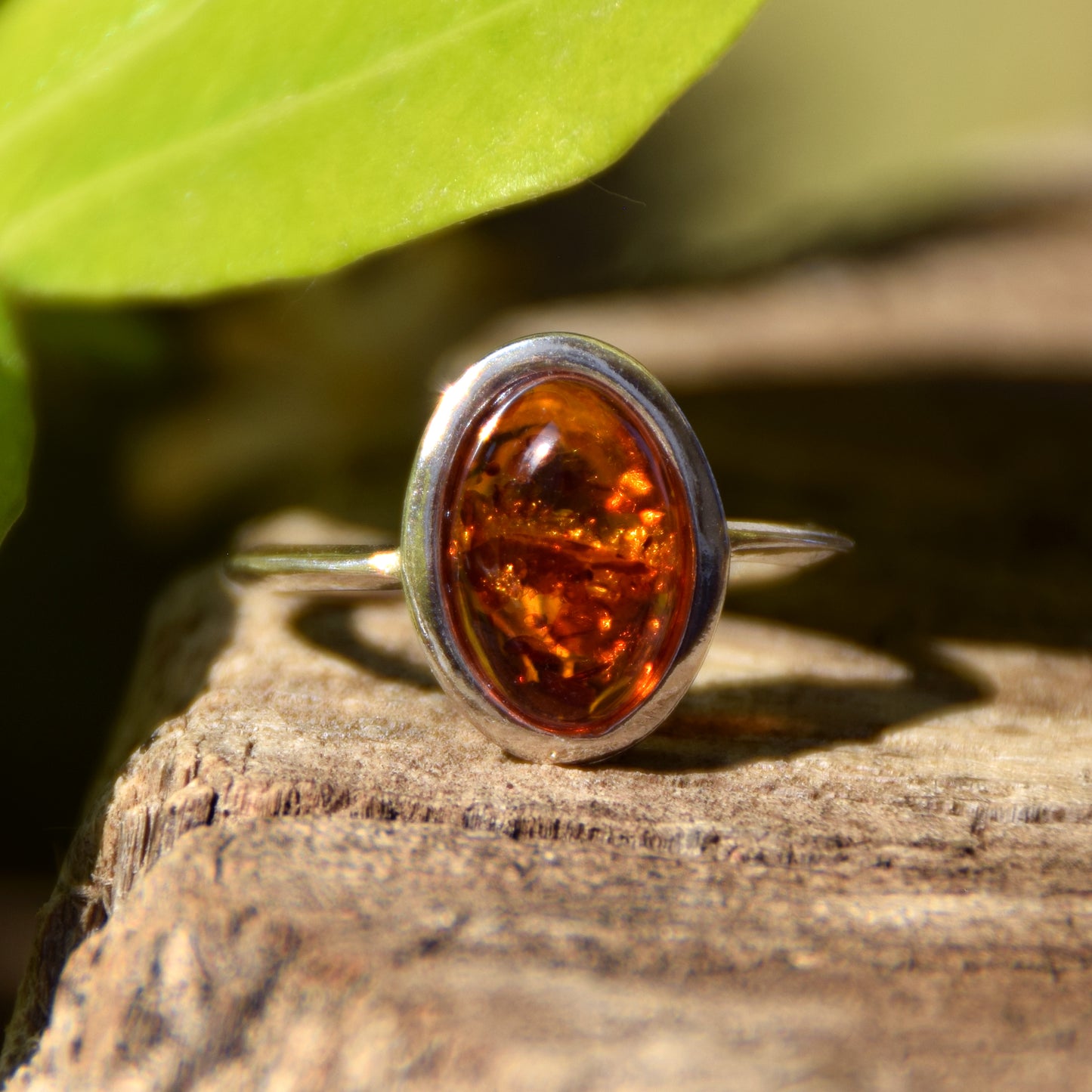 Strahlender Ring im Essential-Stil mit cognacfarbenem Naturbernstein und 925er Silber, MJ Baltica, BP099