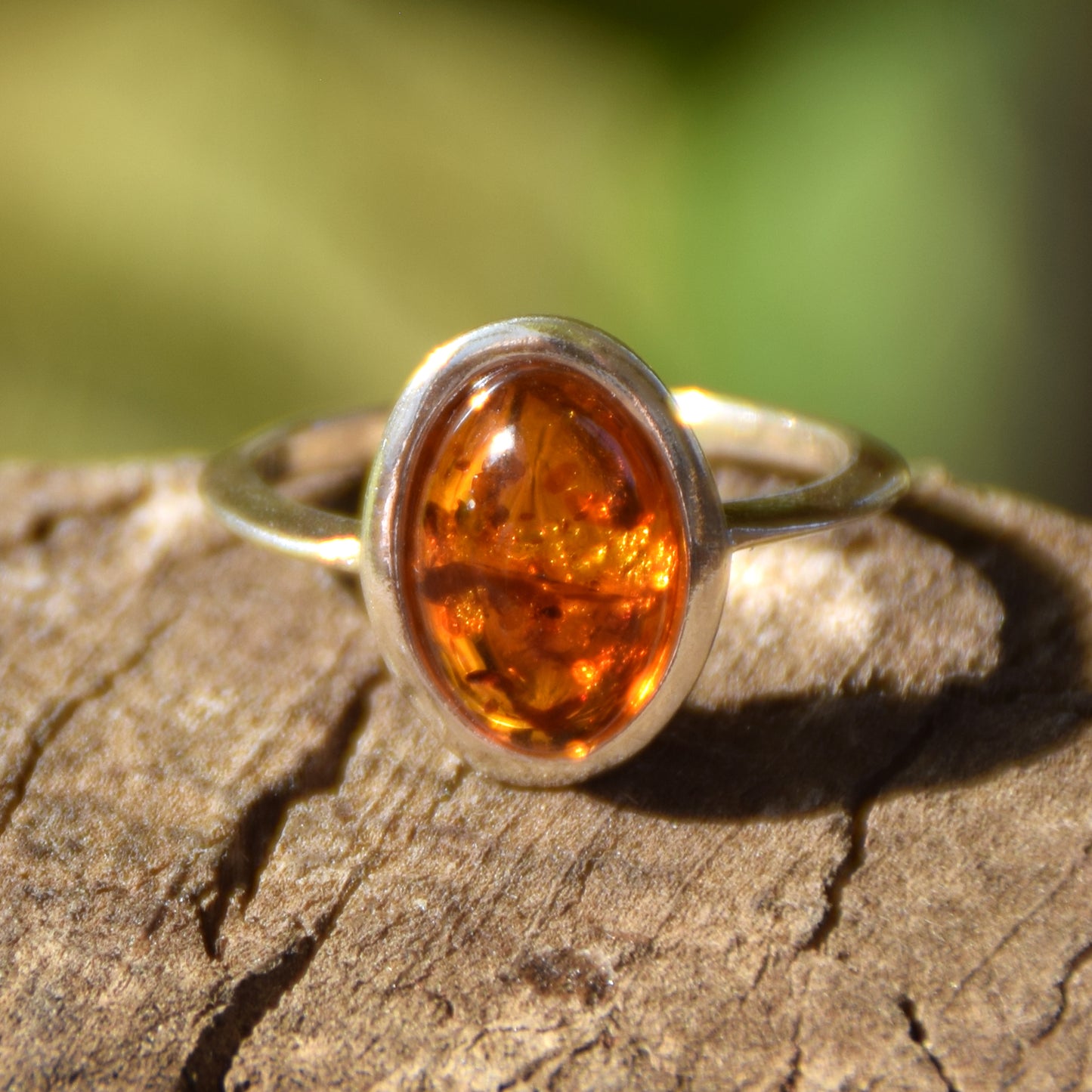 Strahlender Ring im Essential-Stil mit cognacfarbenem Naturbernstein und 925er Silber, MJ Baltica, BP099