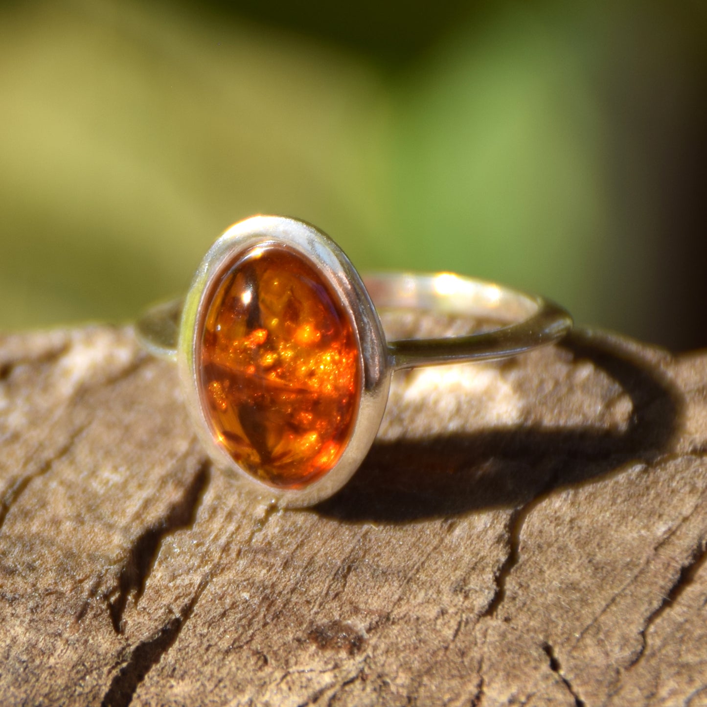 Strahlender Ring im Essential-Stil mit cognacfarbenem Naturbernstein und 925er Silber, MJ Baltica, BP099