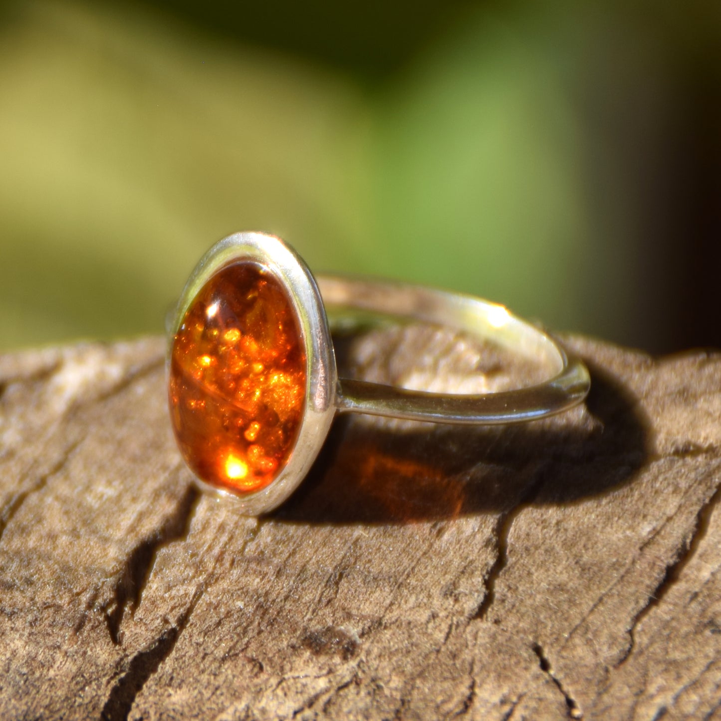 Strahlender Ring im Essential-Stil mit cognacfarbenem Naturbernstein und 925er Silber, MJ Baltica, BP099
