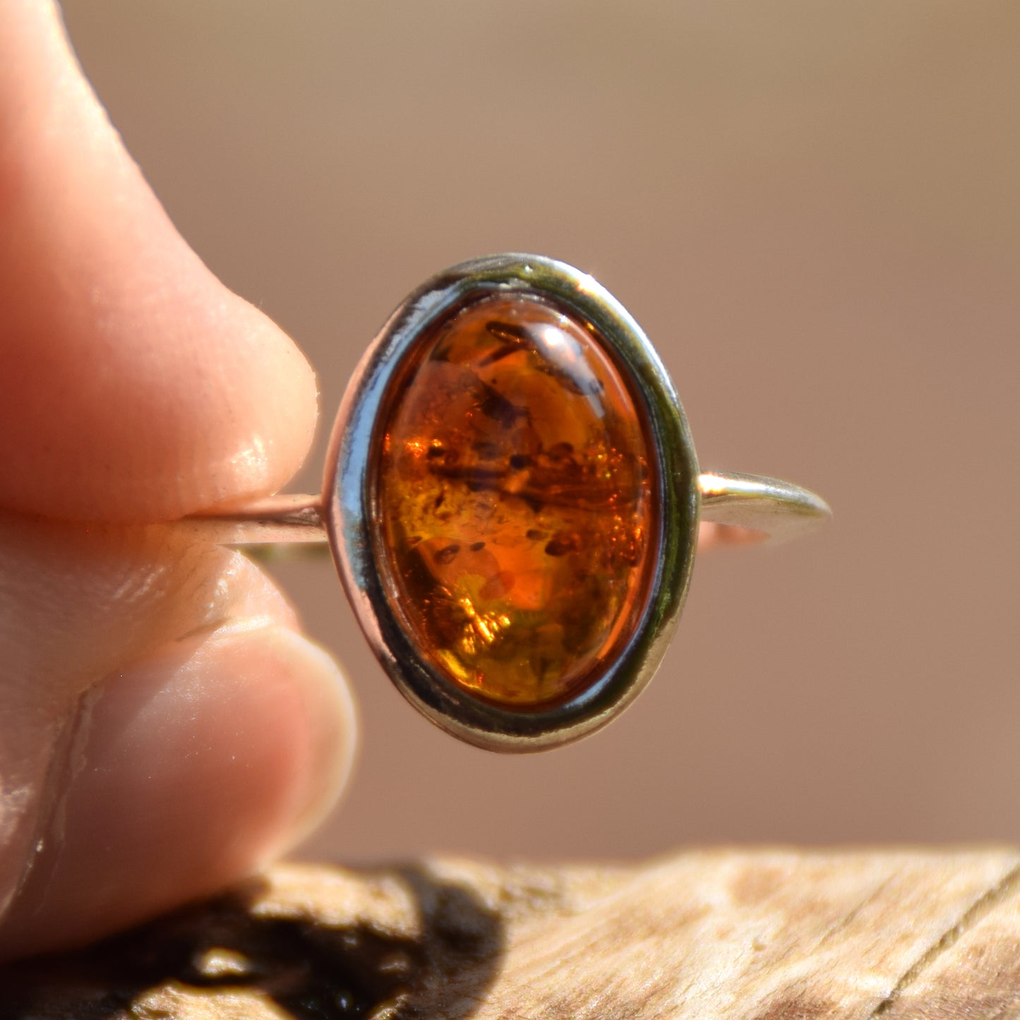 Strahlender Ring im Essential-Stil mit cognacfarbenem Naturbernstein und 925er Silber, MJ Baltica, BP099