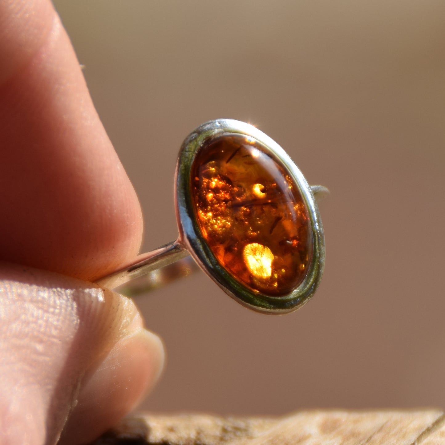 Strahlender Ring im Essential-Stil mit cognacfarbenem Naturbernstein und 925er Silber, MJ Baltica, BP099