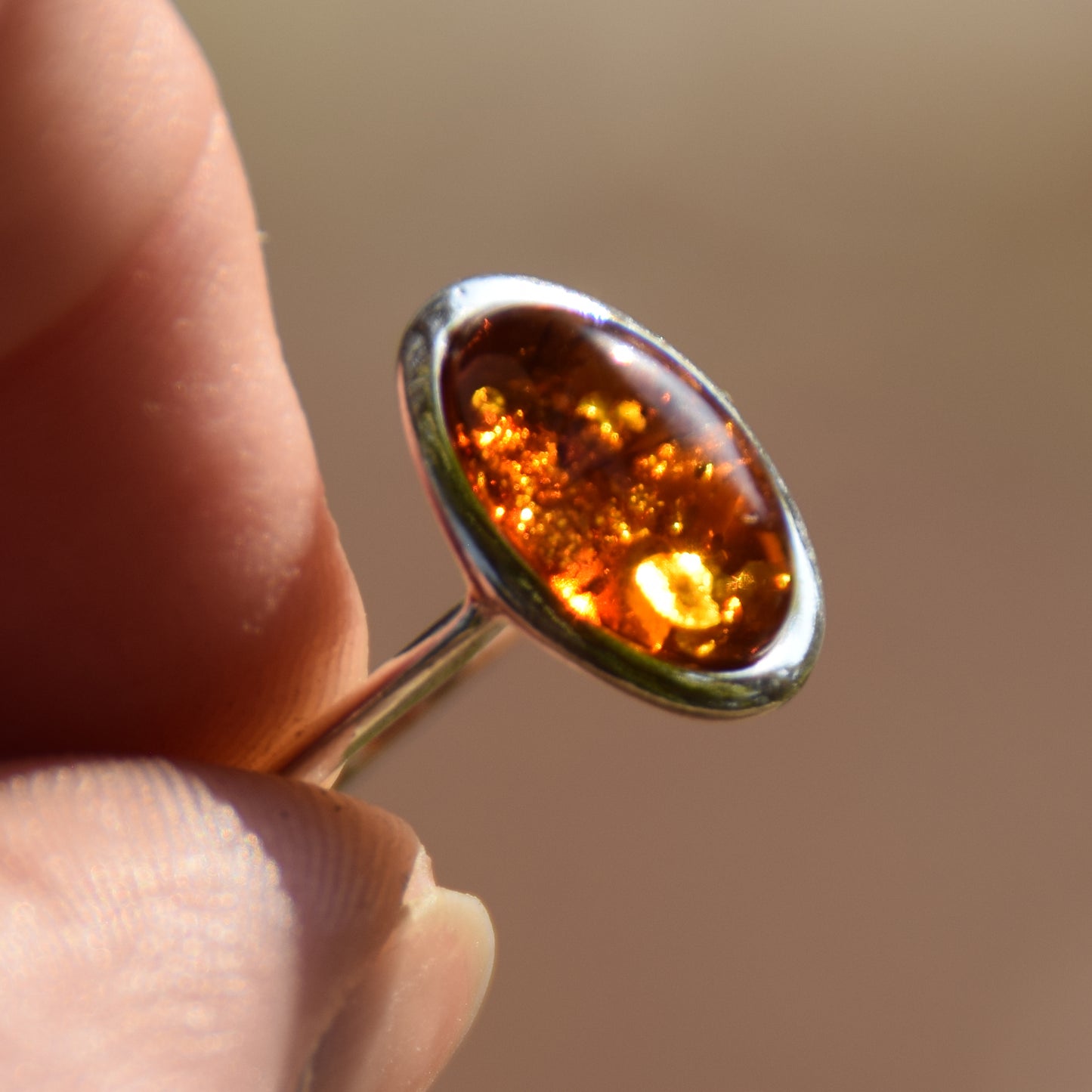 Strahlender Ring im Essential-Stil mit cognacfarbenem Naturbernstein und 925er Silber, MJ Baltica, BP099