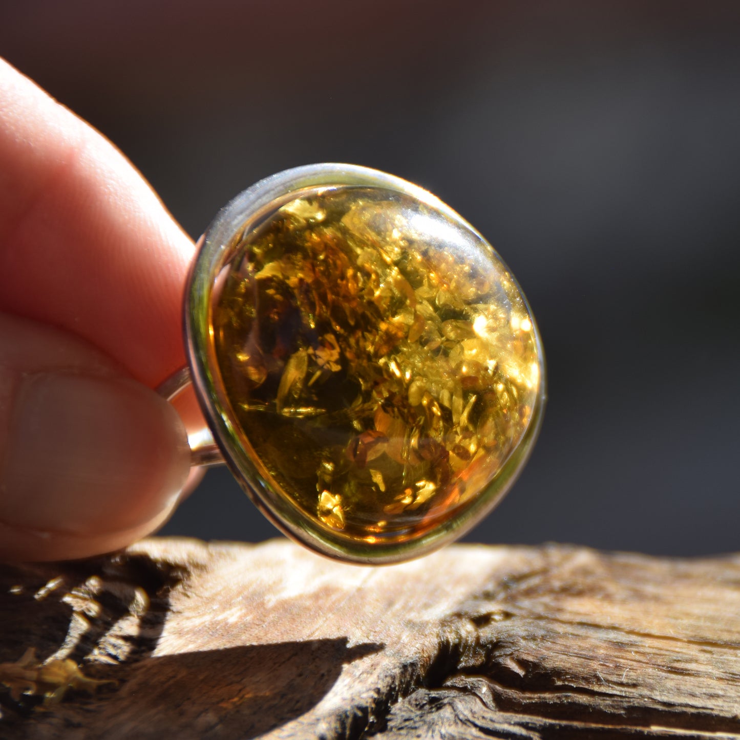 Important ring with a large green Natural Amber gemstone and 925 Silver, MJ Baltica, BP111