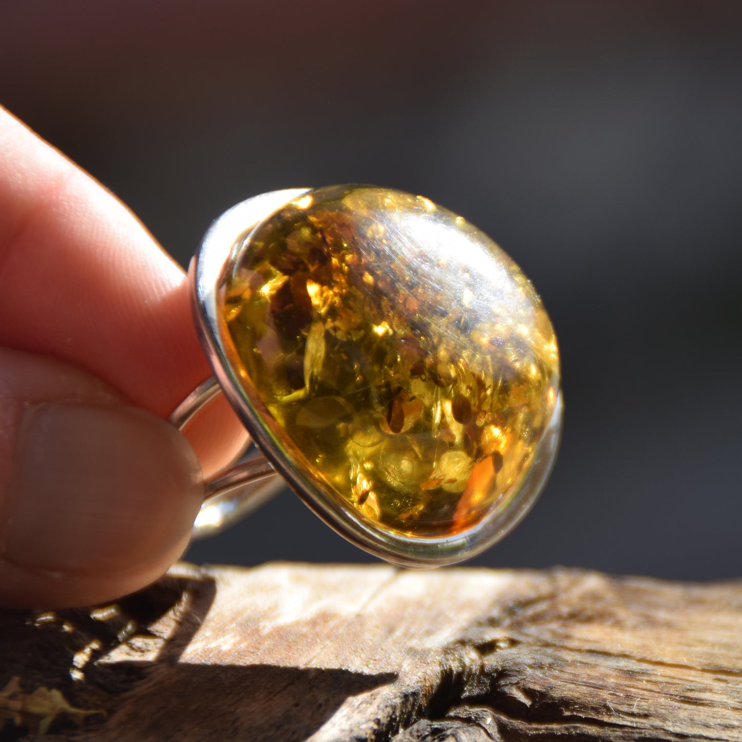 Important ring with a large green Natural Amber gemstone and 925 Silver, MJ Baltica, BP111