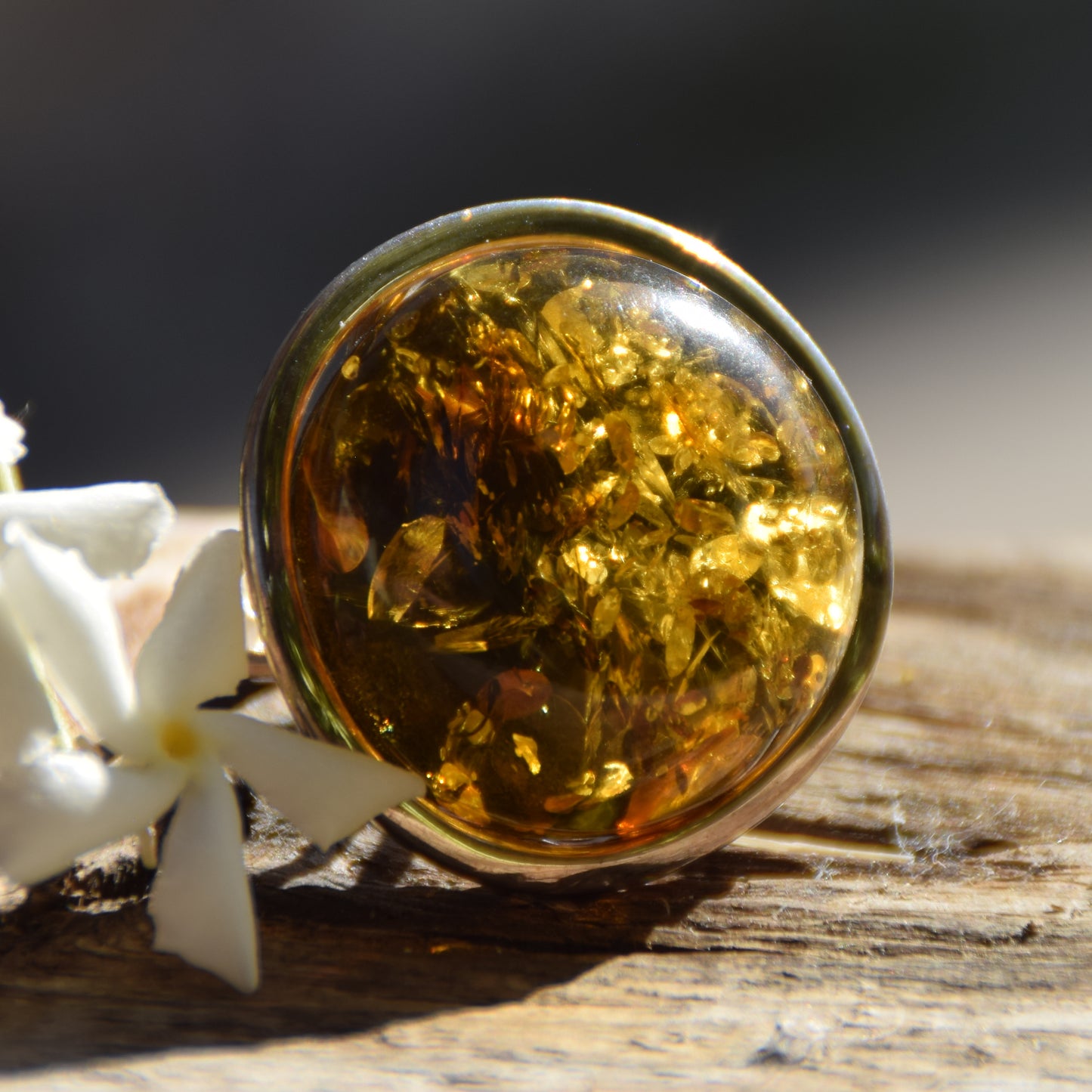 Important ring with a large green Natural Amber gemstone and 925 Silver, MJ Baltica, BP111