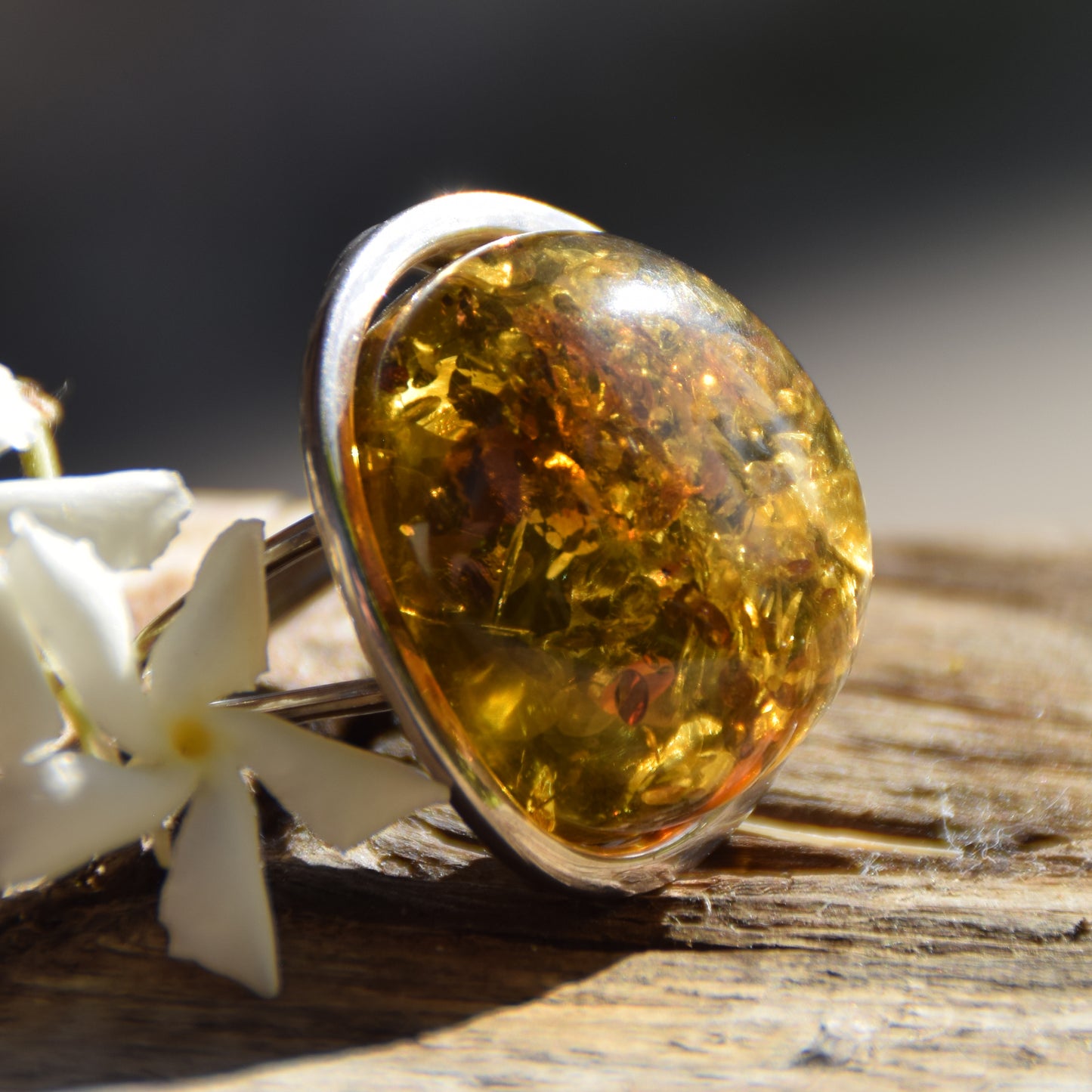 Important ring with a large green Natural Amber gemstone and 925 Silver, MJ Baltica, BP111