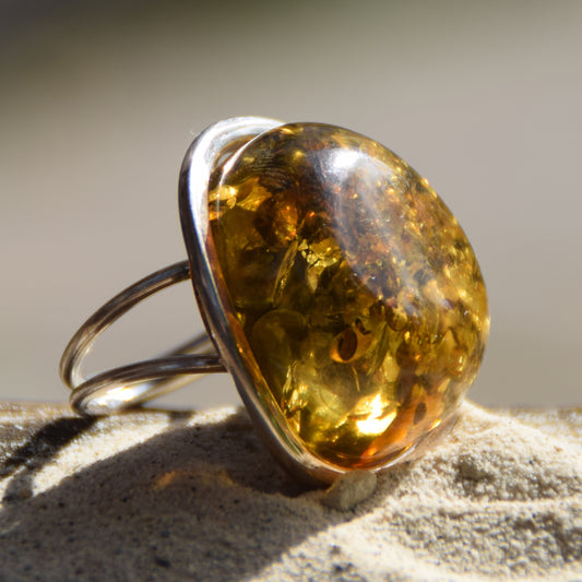 Important ring with a large green Natural Amber gemstone and 925 Silver, MJ Baltica, BP111