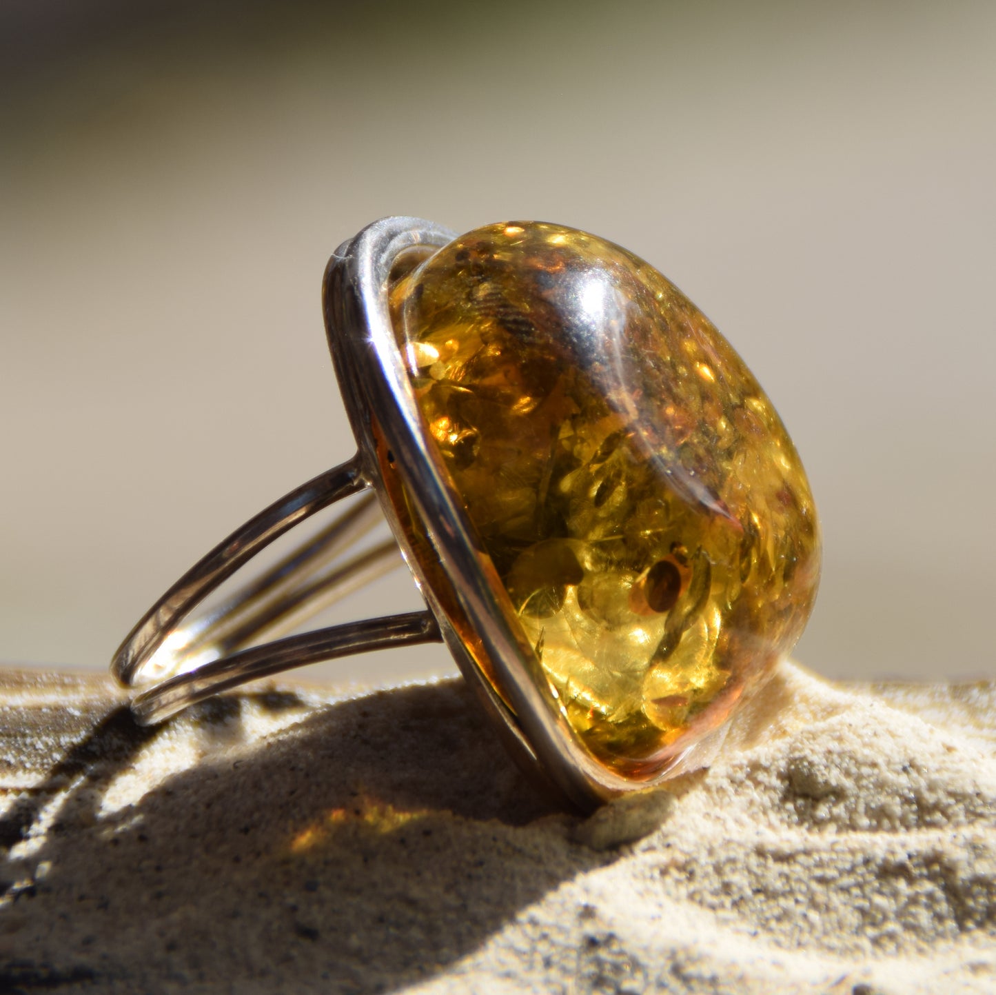 Important ring with a large green Natural Amber gemstone and 925 Silver, MJ Baltica, BP111