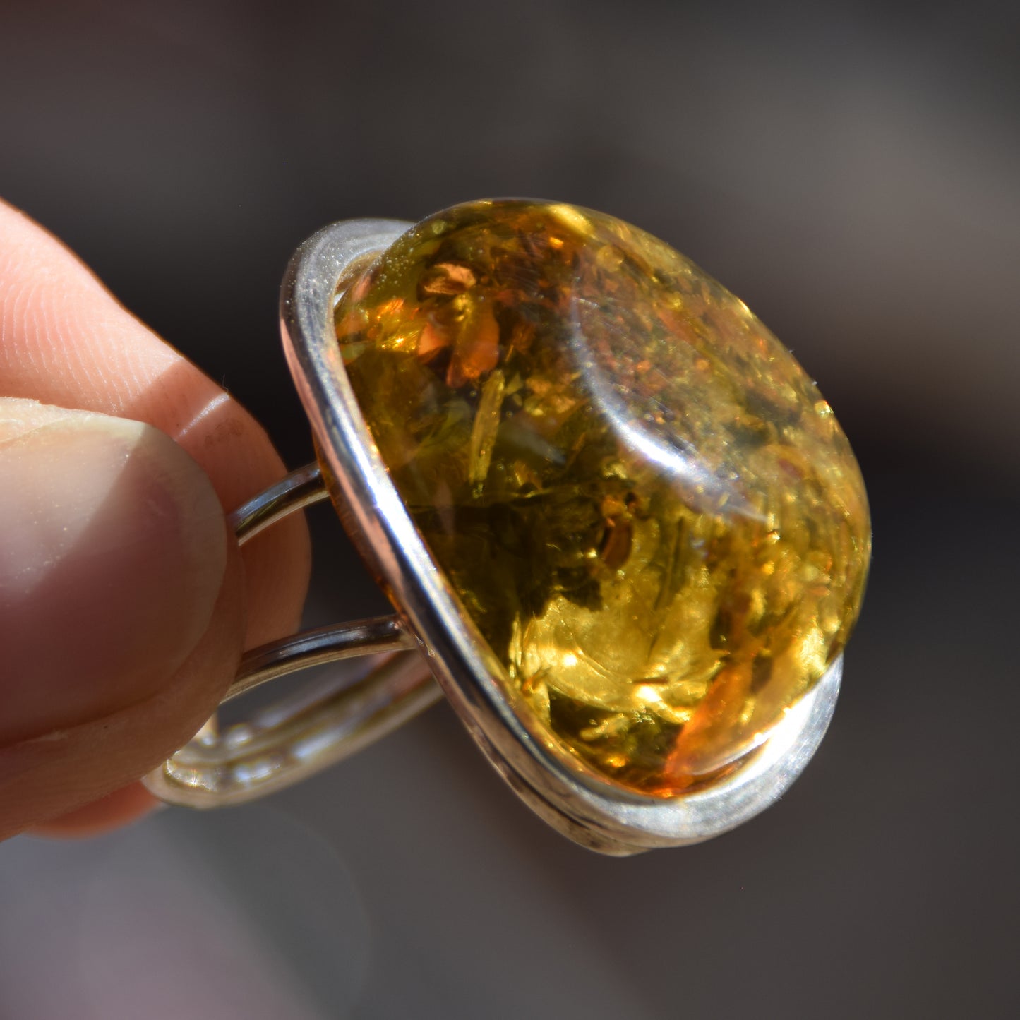 Important ring with a large green Natural Amber gemstone and 925 Silver, MJ Baltica, BP111