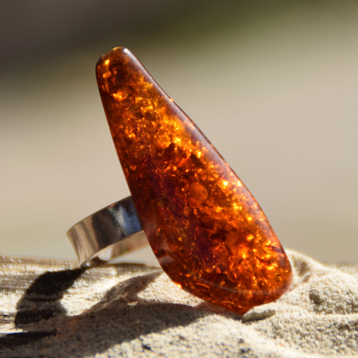 Hoher Ring im schlichten Stil aus cognacfarbenem Naturbernstein und 925er Silber, MJ Baltica, BP113