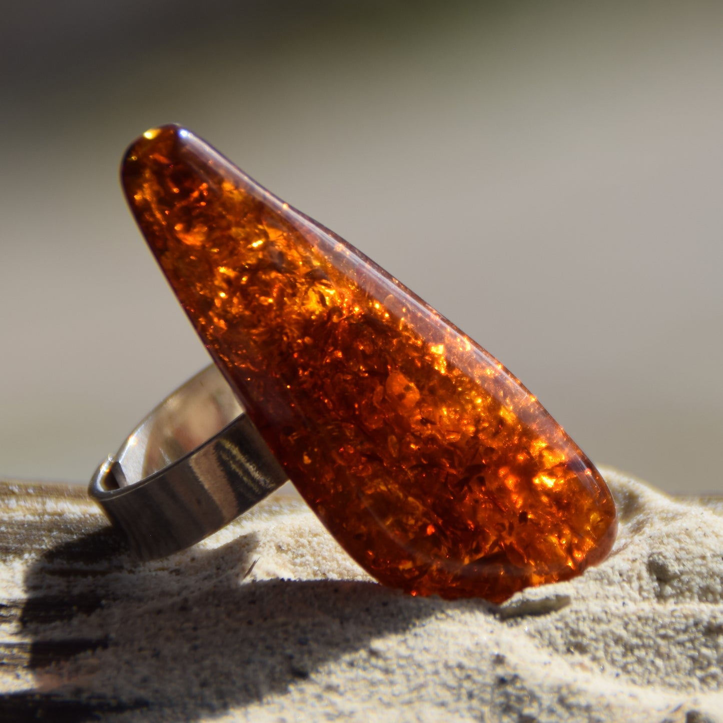 Hoher Ring im schlichten Stil aus cognacfarbenem Naturbernstein und 925er Silber, MJ Baltica, BP113