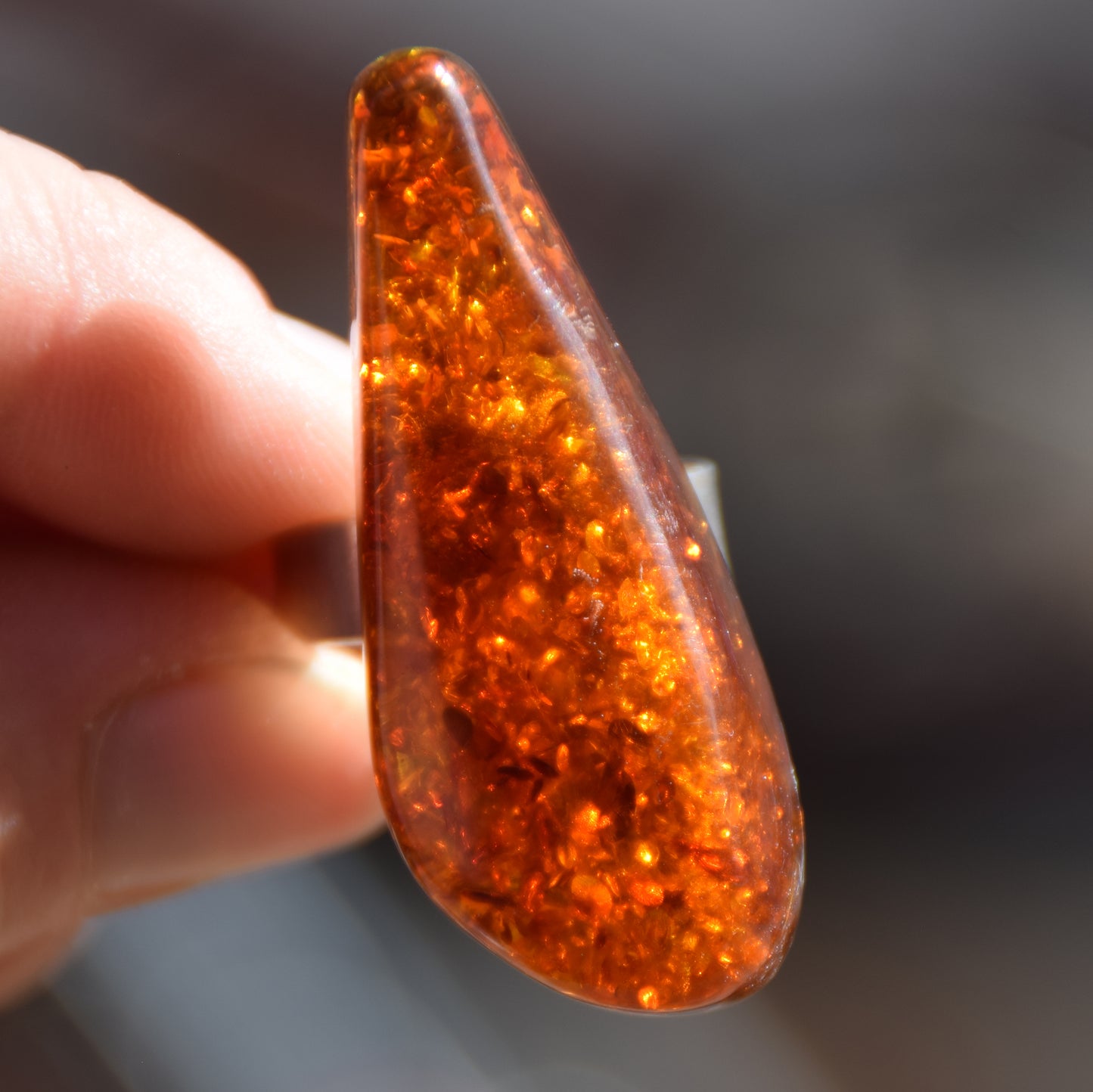 Hoher Ring im schlichten Stil aus cognacfarbenem Naturbernstein und 925er Silber, MJ Baltica, BP113