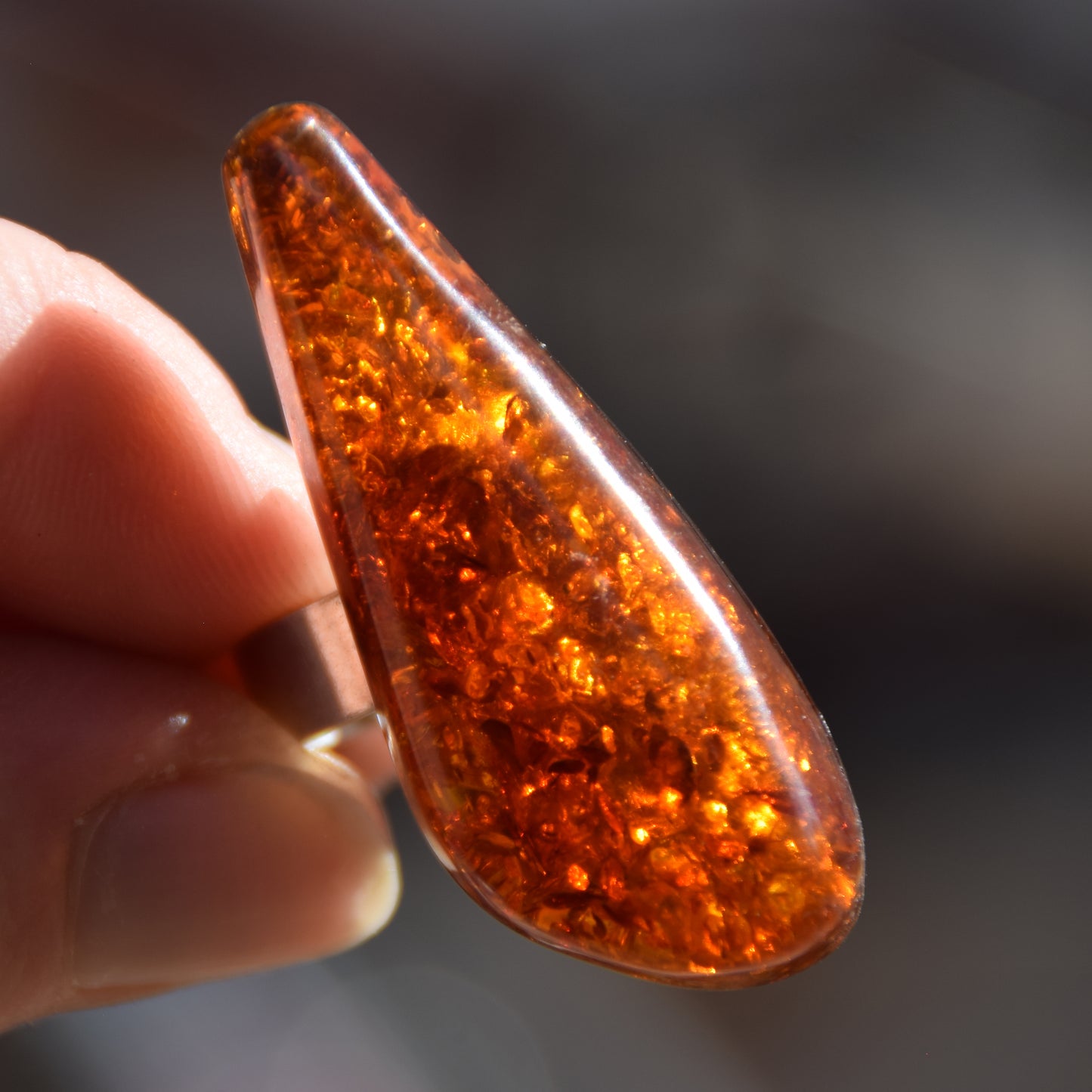 Hoher Ring im schlichten Stil aus cognacfarbenem Naturbernstein und 925er Silber, MJ Baltica, BP113