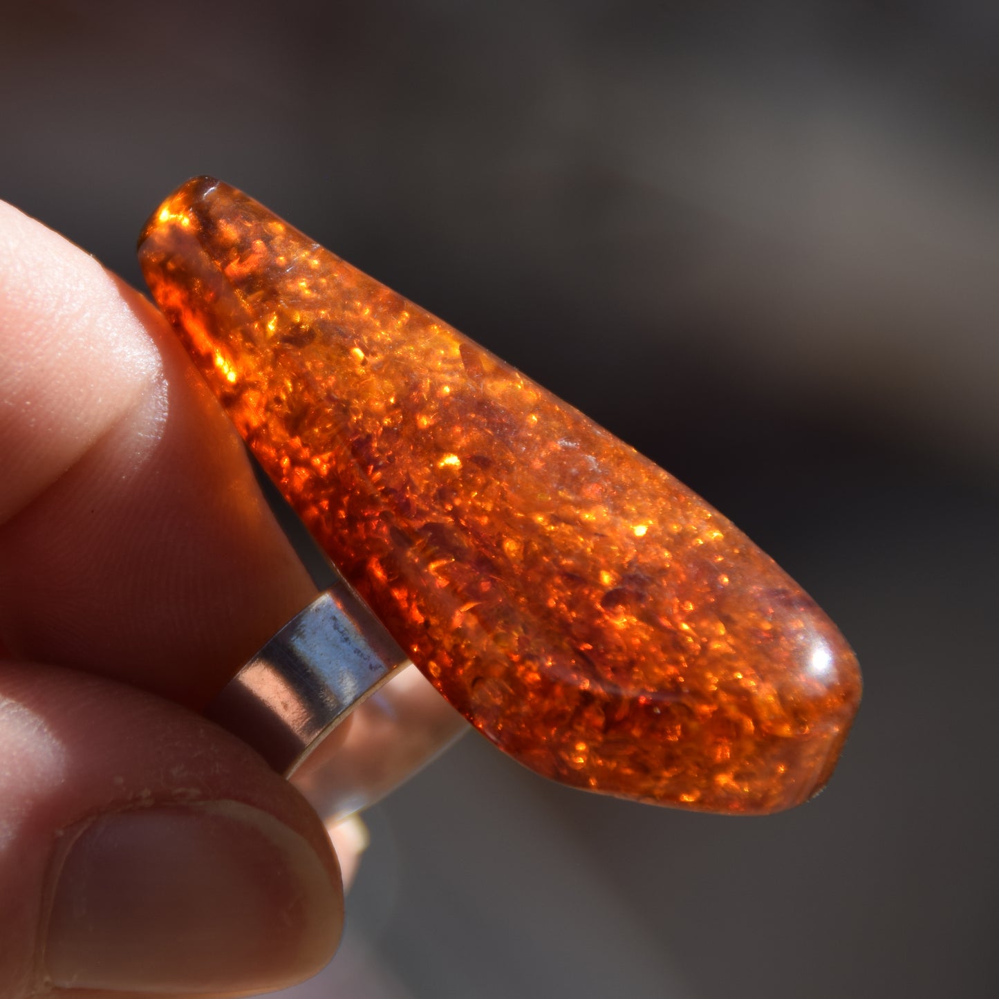 Hoher Ring im schlichten Stil aus cognacfarbenem Naturbernstein und 925er Silber, MJ Baltica, BP113
