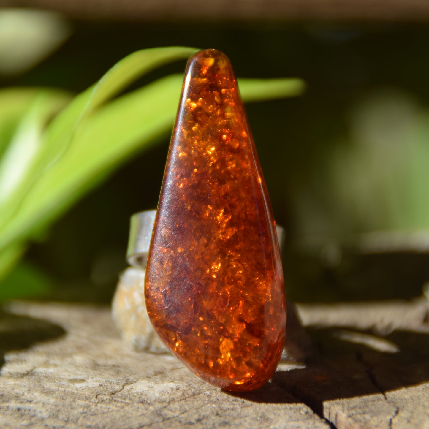 Hoher Ring im schlichten Stil aus cognacfarbenem Naturbernstein und 925er Silber, MJ Baltica, BP113