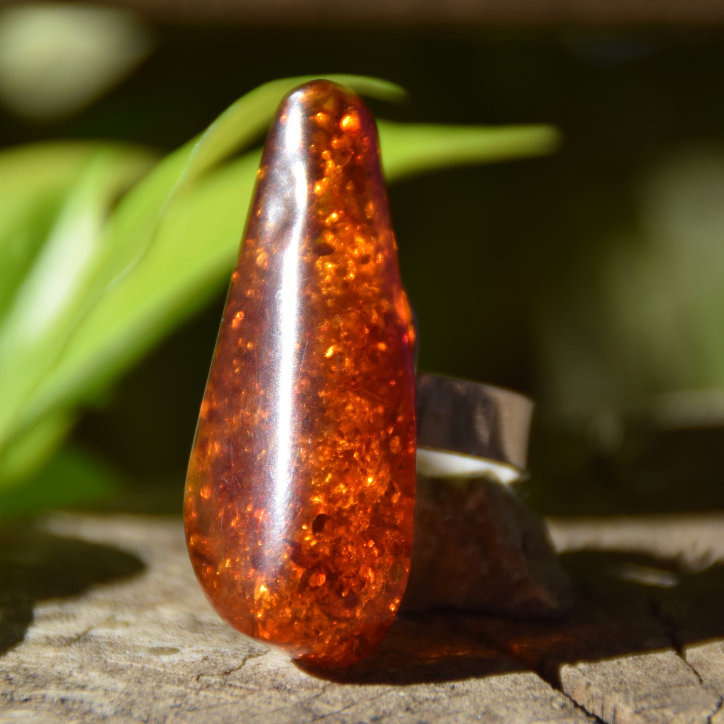 Hoher Ring im schlichten Stil aus cognacfarbenem Naturbernstein und 925er Silber, MJ Baltica, BP113