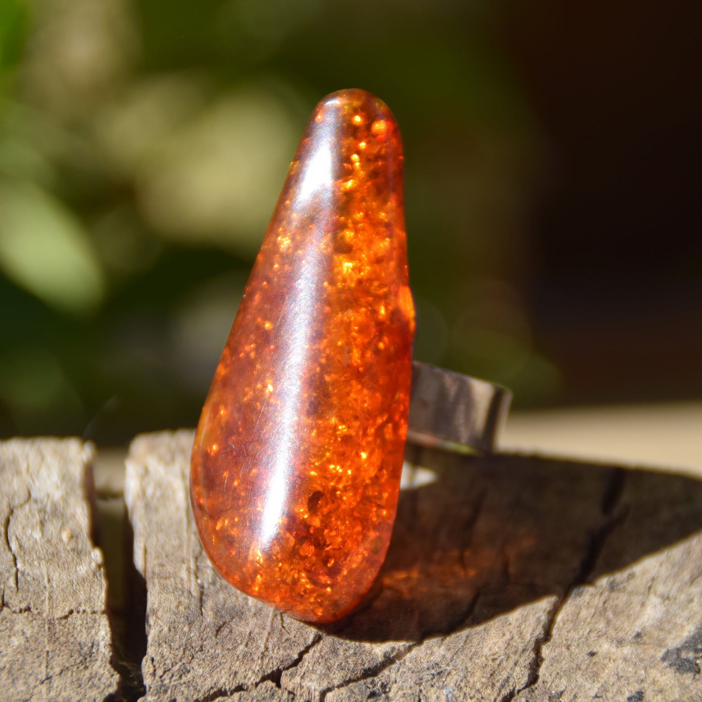 Hoher Ring im schlichten Stil aus cognacfarbenem Naturbernstein und 925er Silber, MJ Baltica, BP113