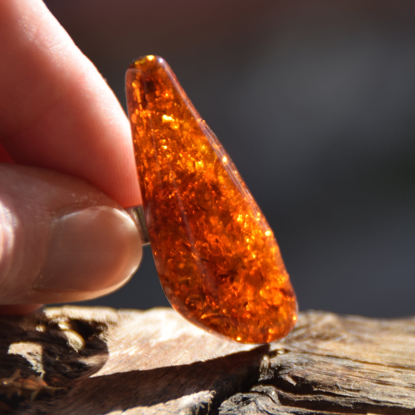 Hoher Ring im schlichten Stil aus cognacfarbenem Naturbernstein und 925er Silber, MJ Baltica, BP113