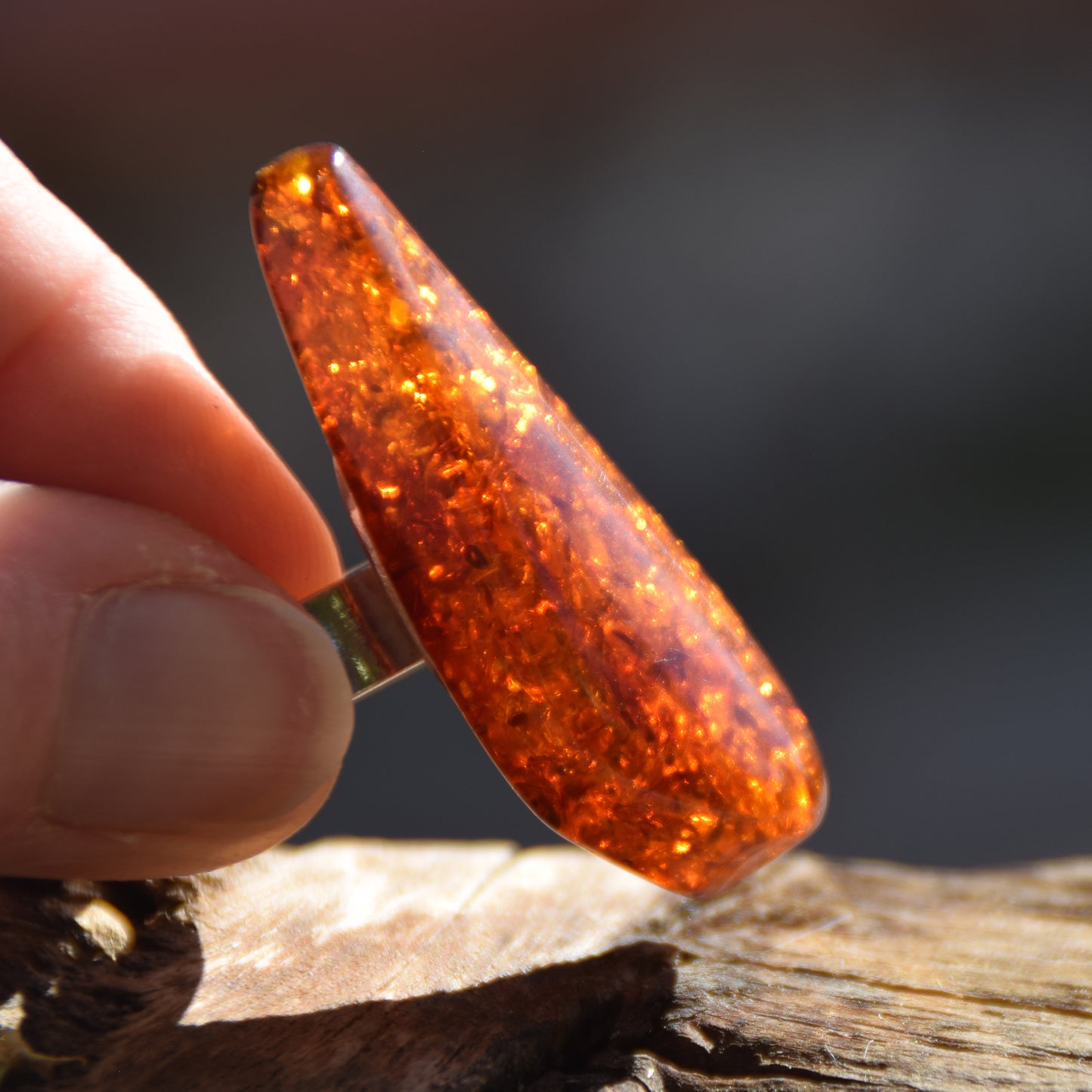 Hoher Ring im schlichten Stil aus cognacfarbenem Naturbernstein und 925er Silber, MJ Baltica, BP113