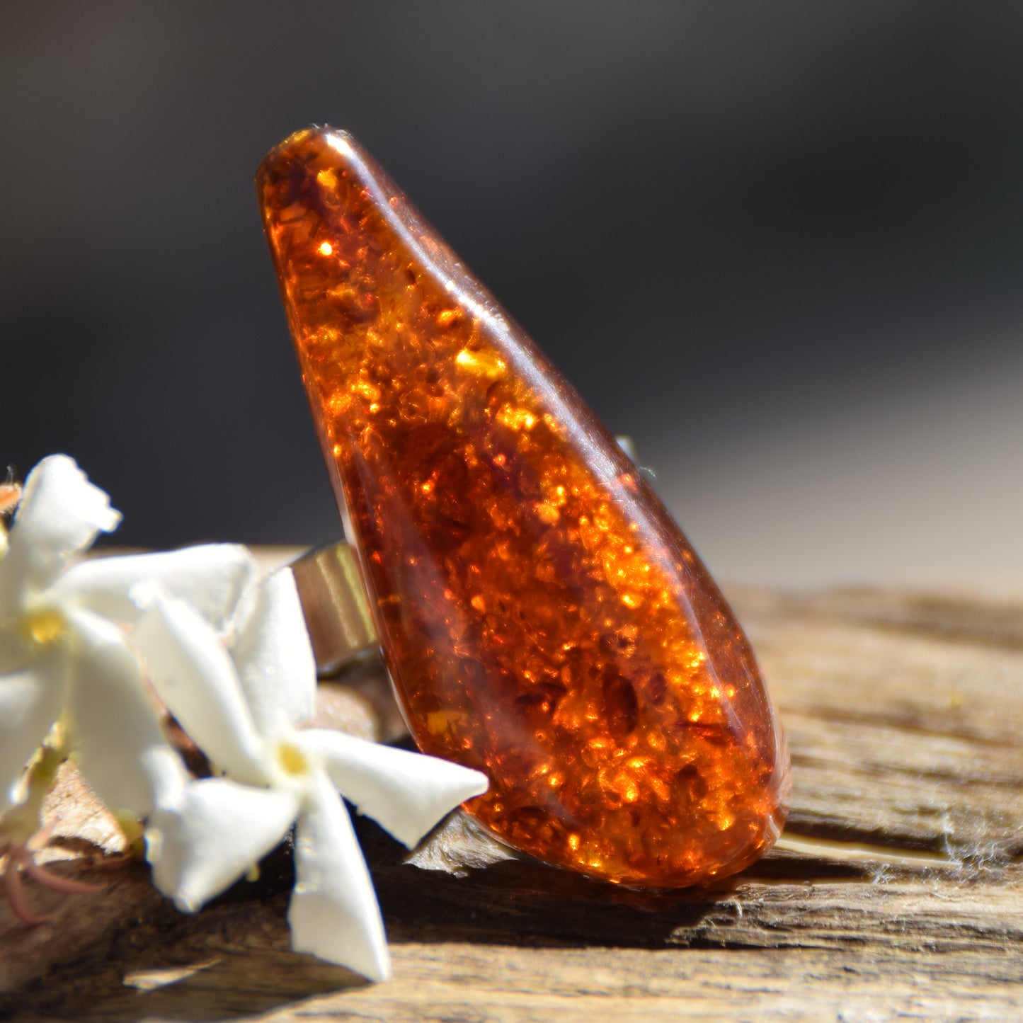 Hoher Ring im schlichten Stil aus cognacfarbenem Naturbernstein und 925er Silber, MJ Baltica, BP113