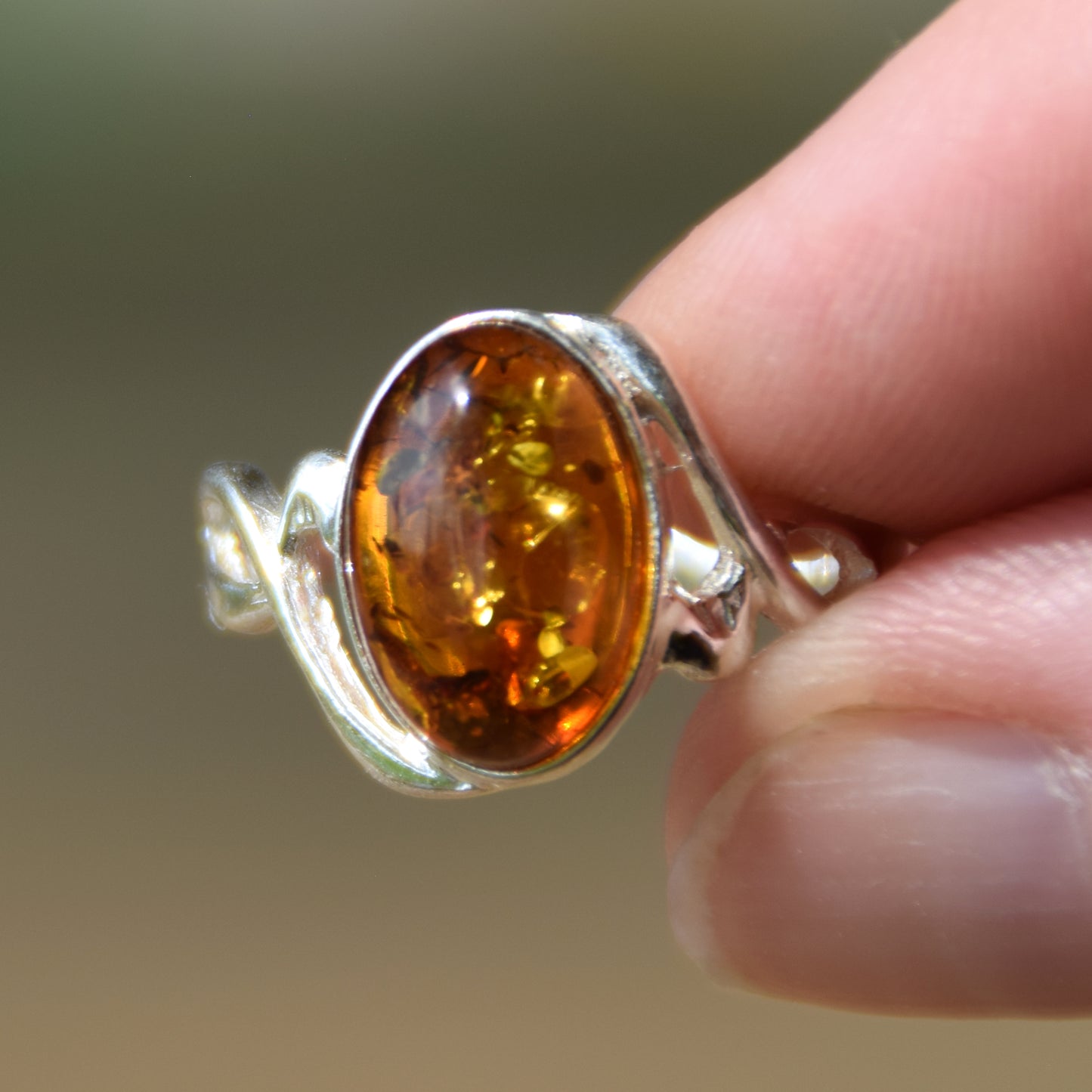 Luminous cognac-colored natural Amber and 925 Silver band ring, MJ Baltica, BP119