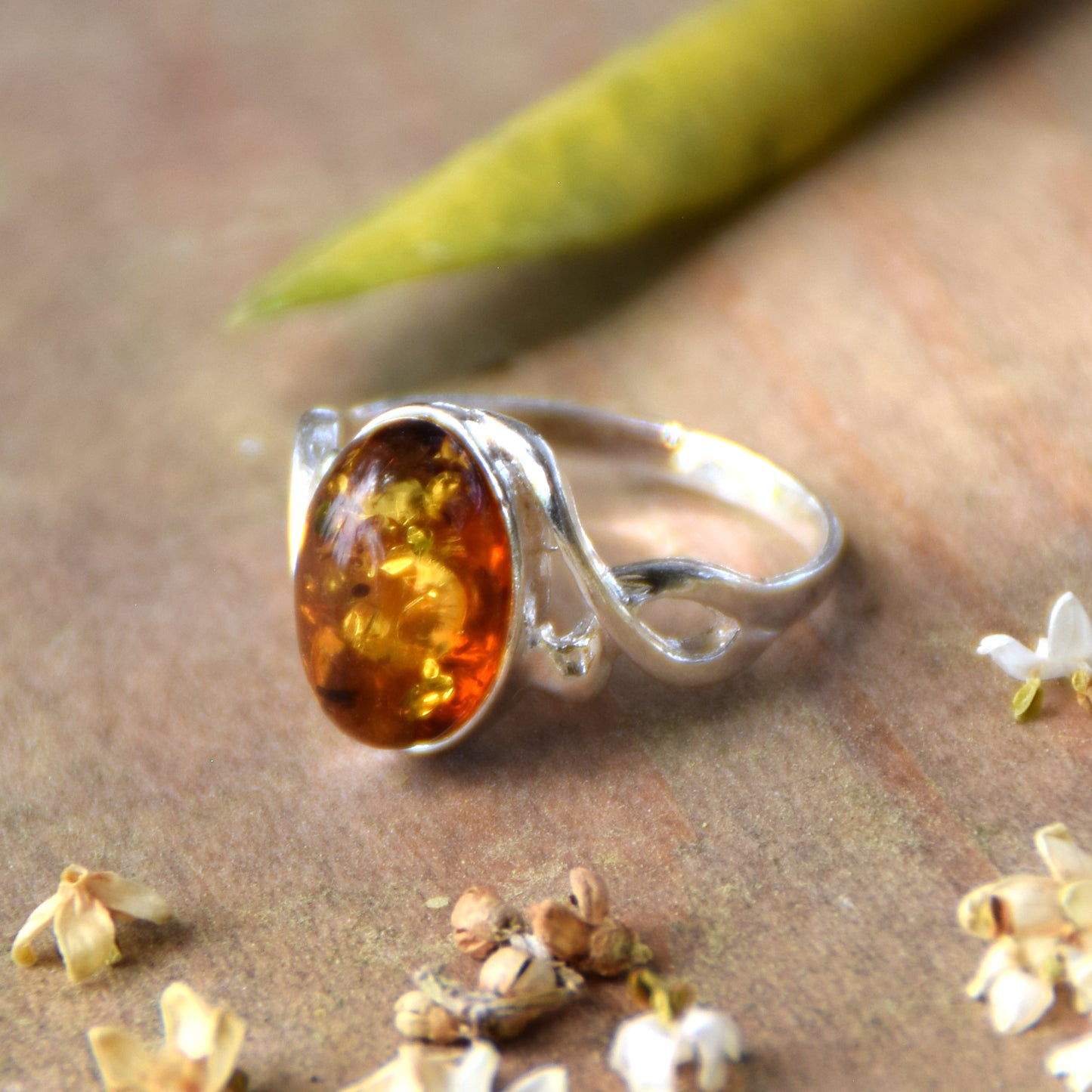 Luminous cognac-colored natural Amber and 925 Silver band ring, MJ Baltica, BP119