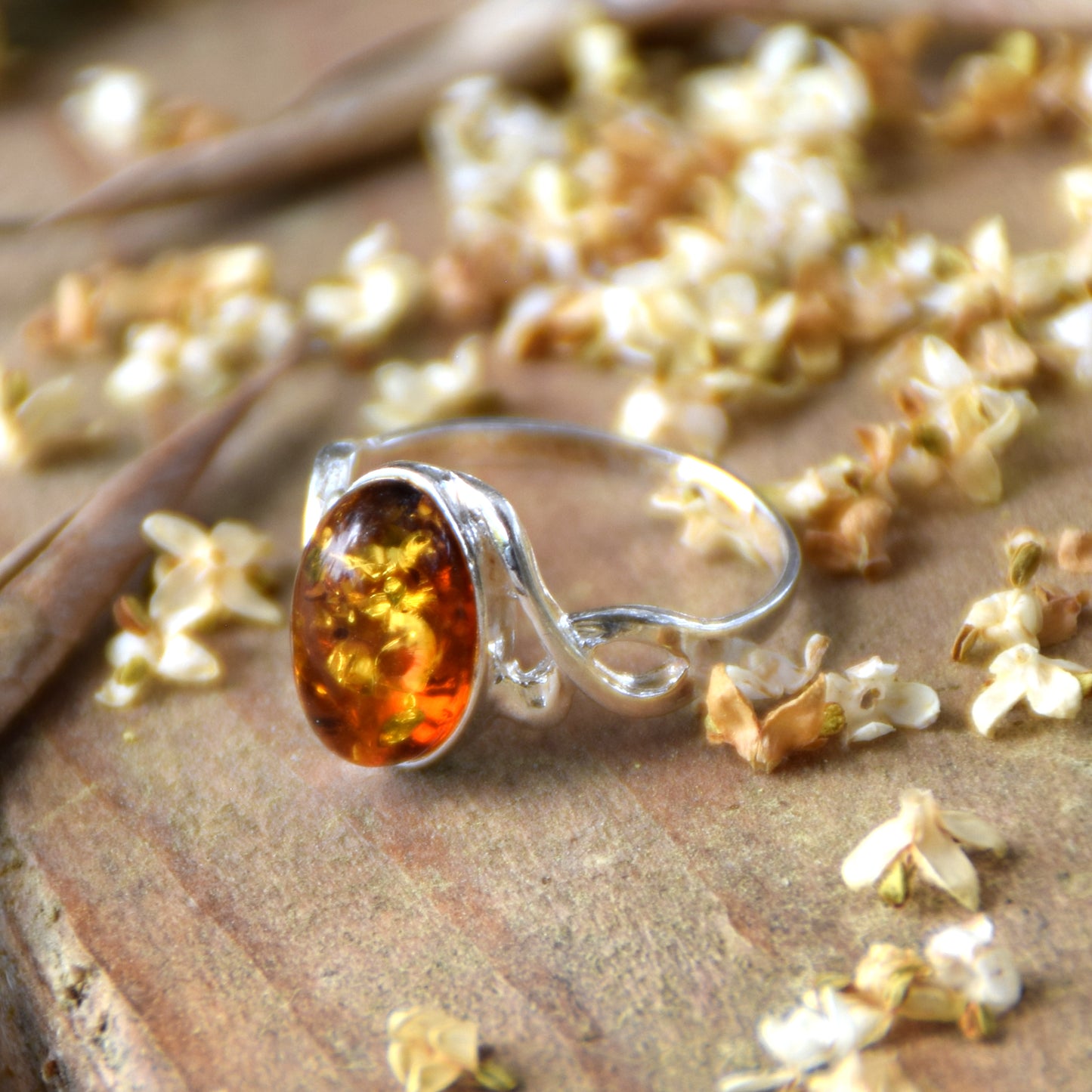Luminous cognac-colored natural Amber and 925 Silver band ring, MJ Baltica, BP119