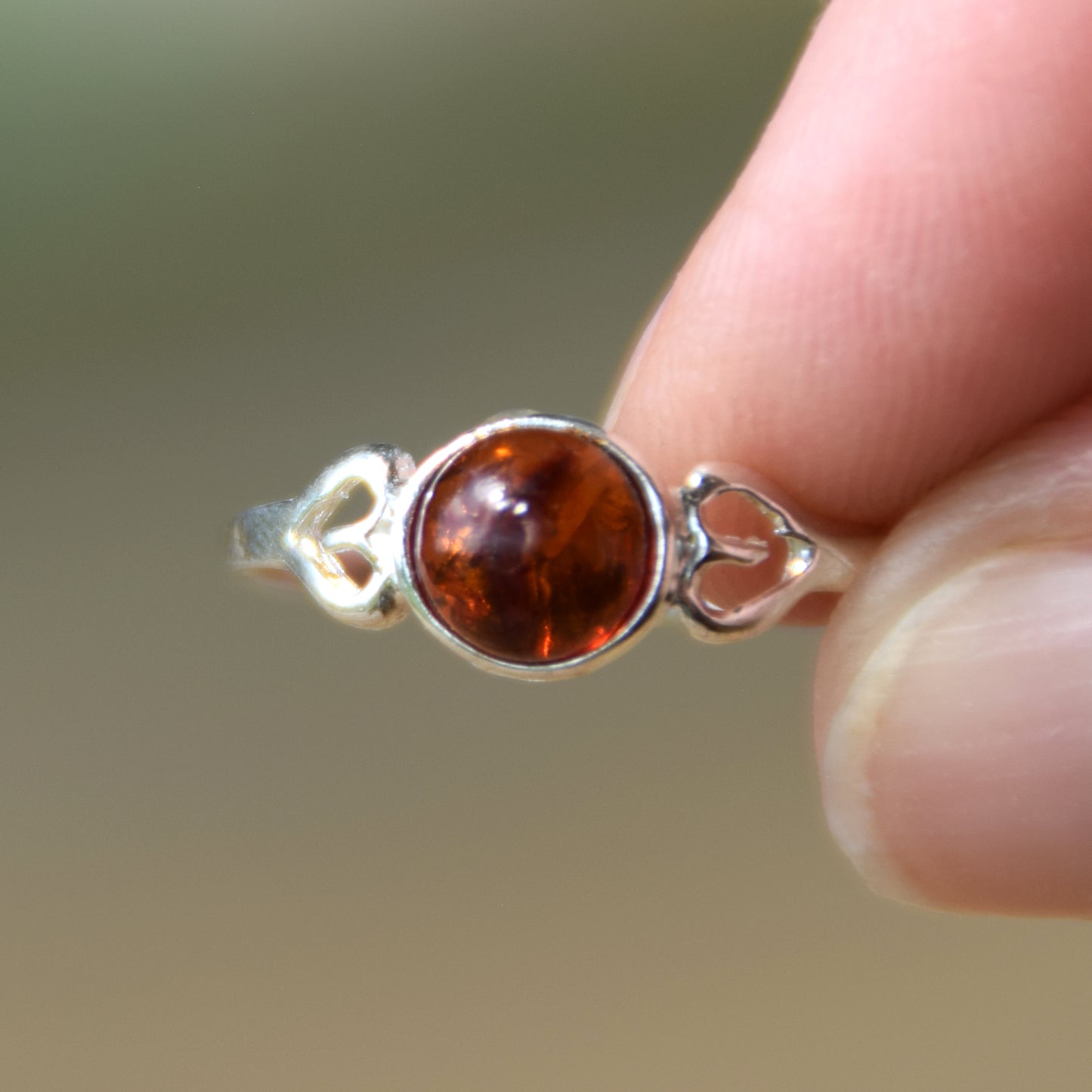 Delicato anello romantico con Ambra naturale color cognac e Argento 925, MJ Baltica, BP124