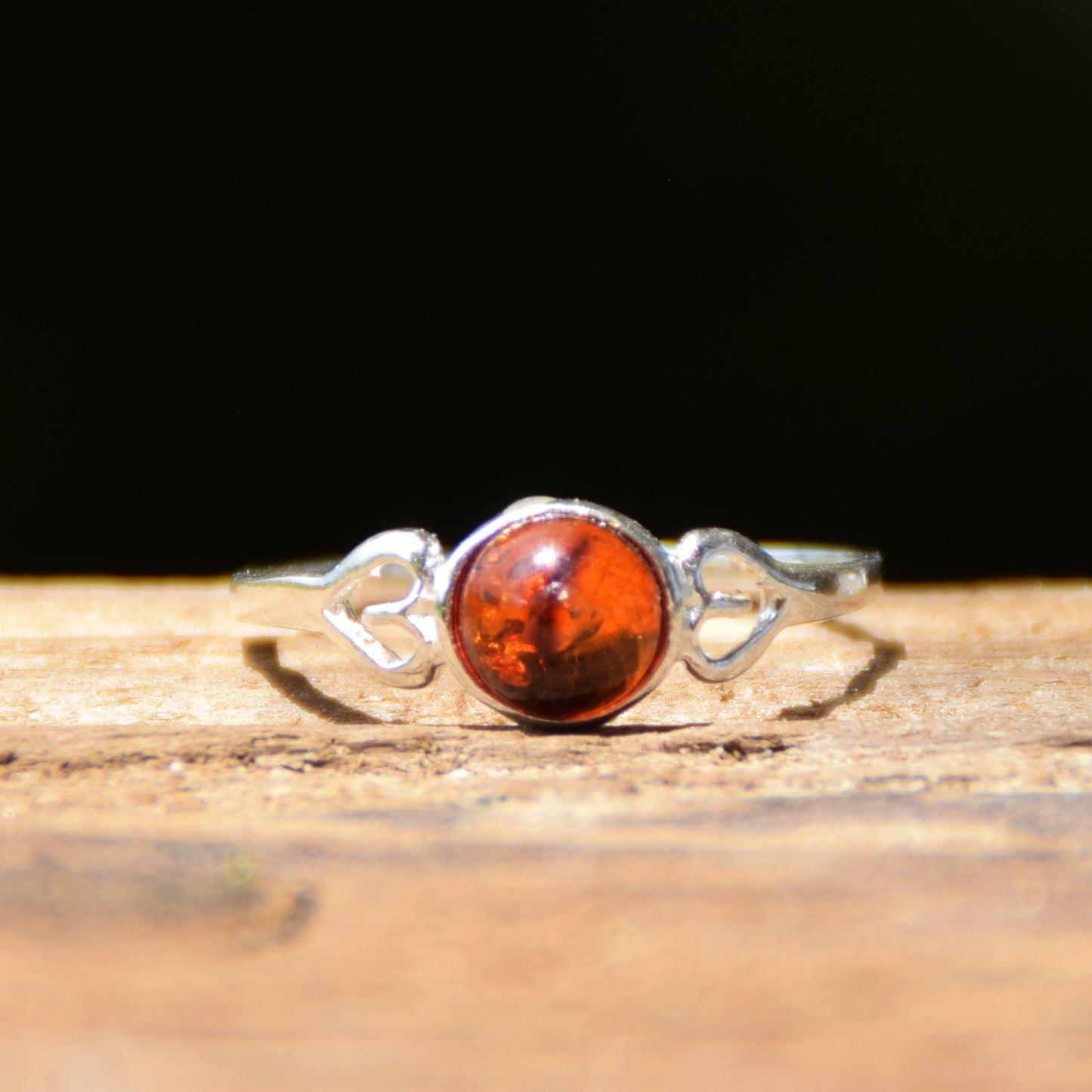 Delicato anello romantico con Ambra naturale color cognac e Argento 925, MJ Baltica, BP124
