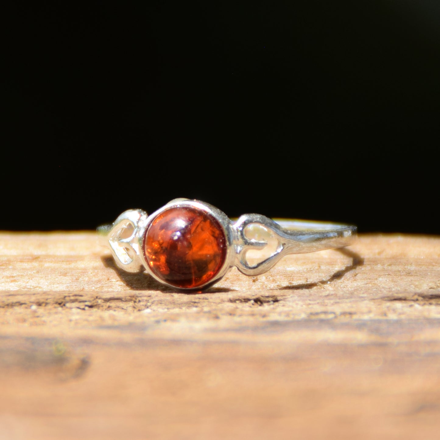 Delicato anello romantico con Ambra naturale color cognac e Argento 925, MJ Baltica, BP124