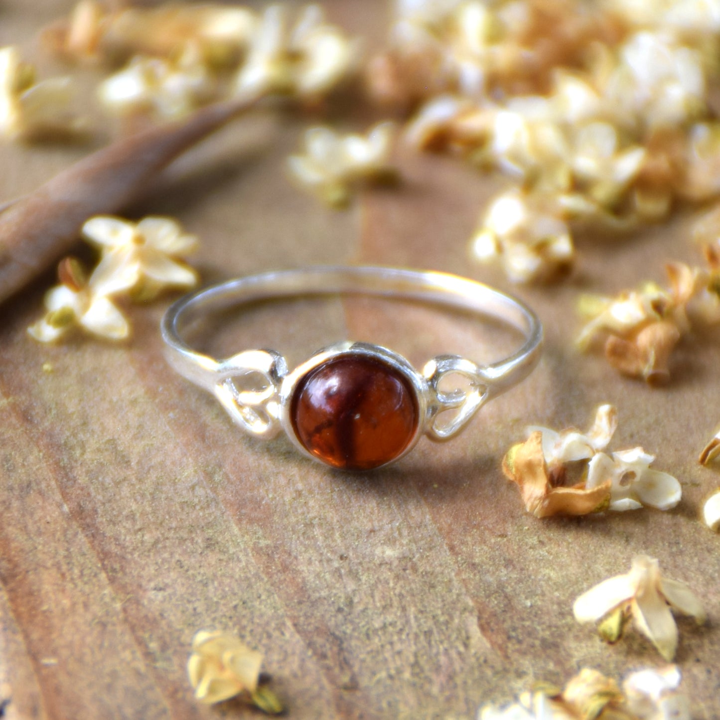 Delicato anello romantico con Ambra naturale color cognac e Argento 925, MJ Baltica, BP124