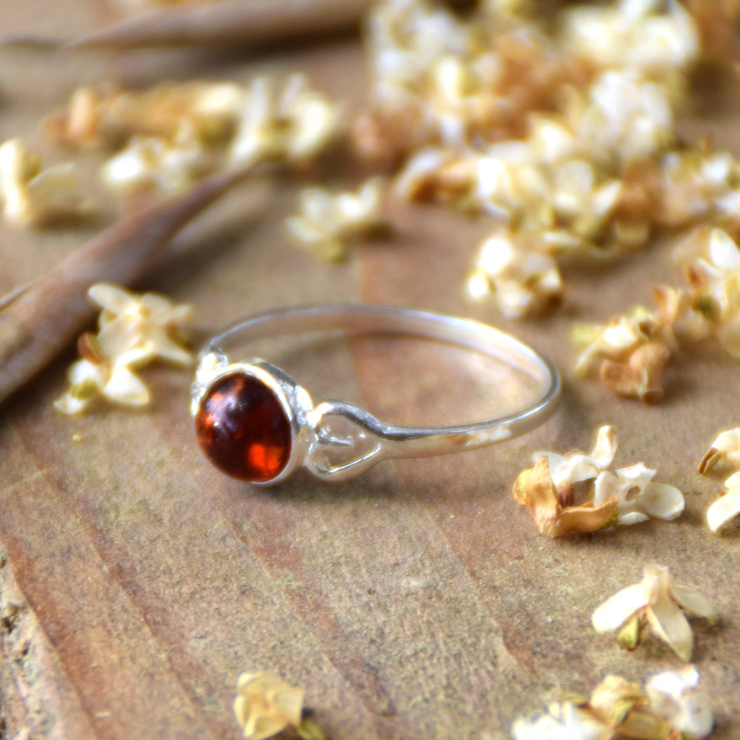 Delicato anello romantico con Ambra naturale color cognac e Argento 925, MJ Baltica, BP124