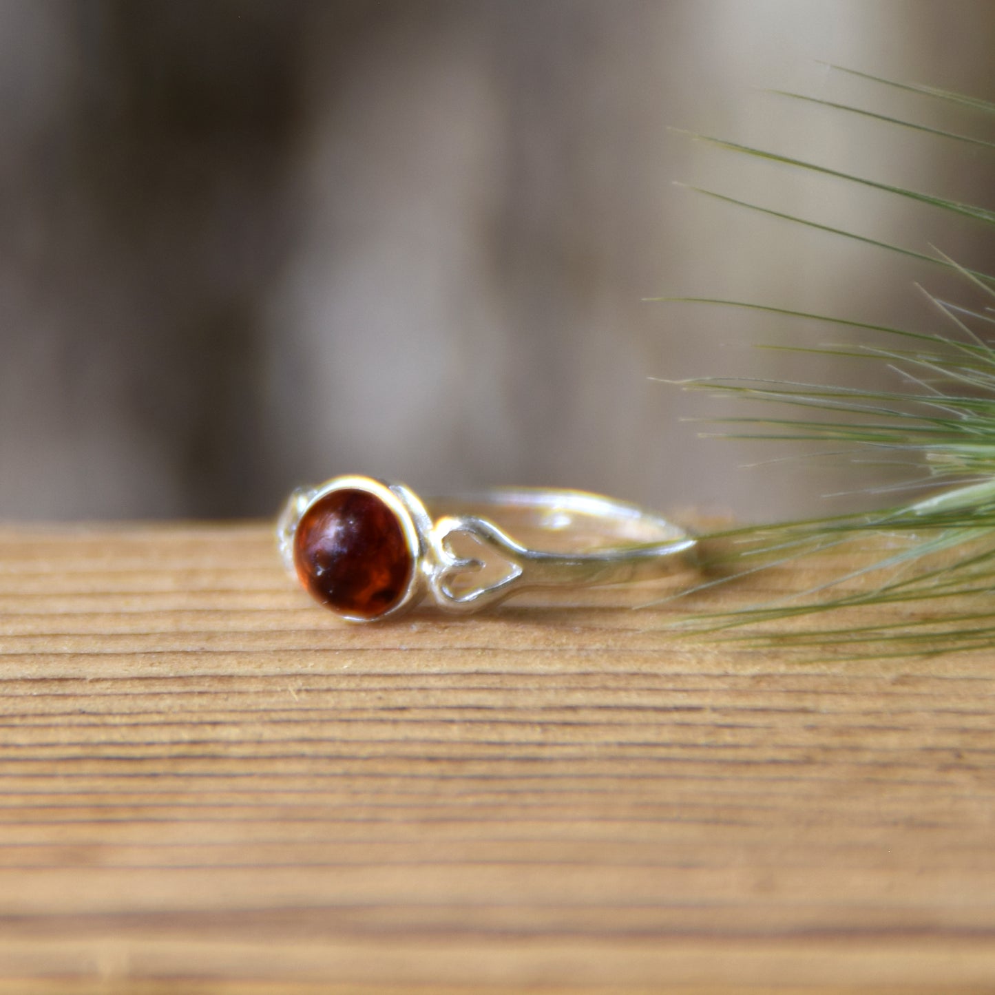 Delicato anello romantico con Ambra naturale color cognac e Argento 925, MJ Baltica, BP124