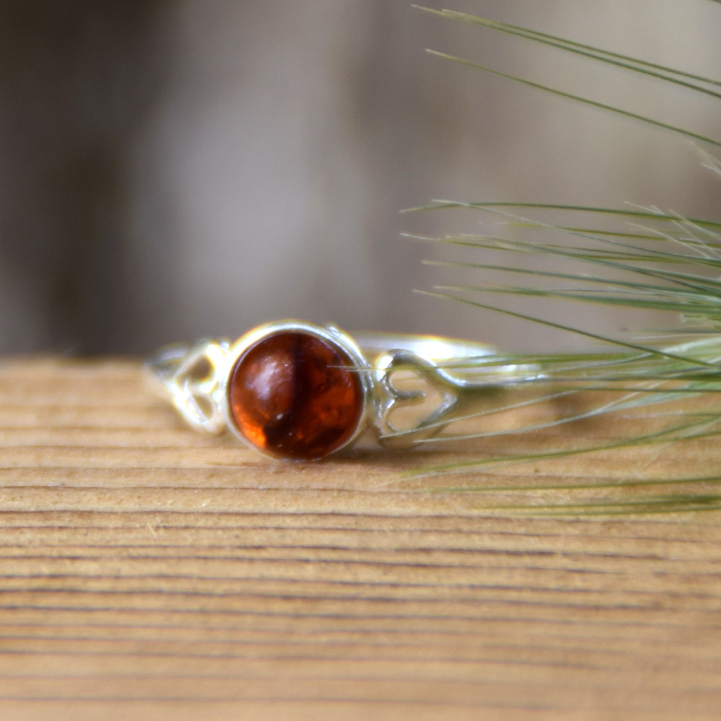 Delicato anello romantico con Ambra naturale color cognac e Argento 925, MJ Baltica, BP124