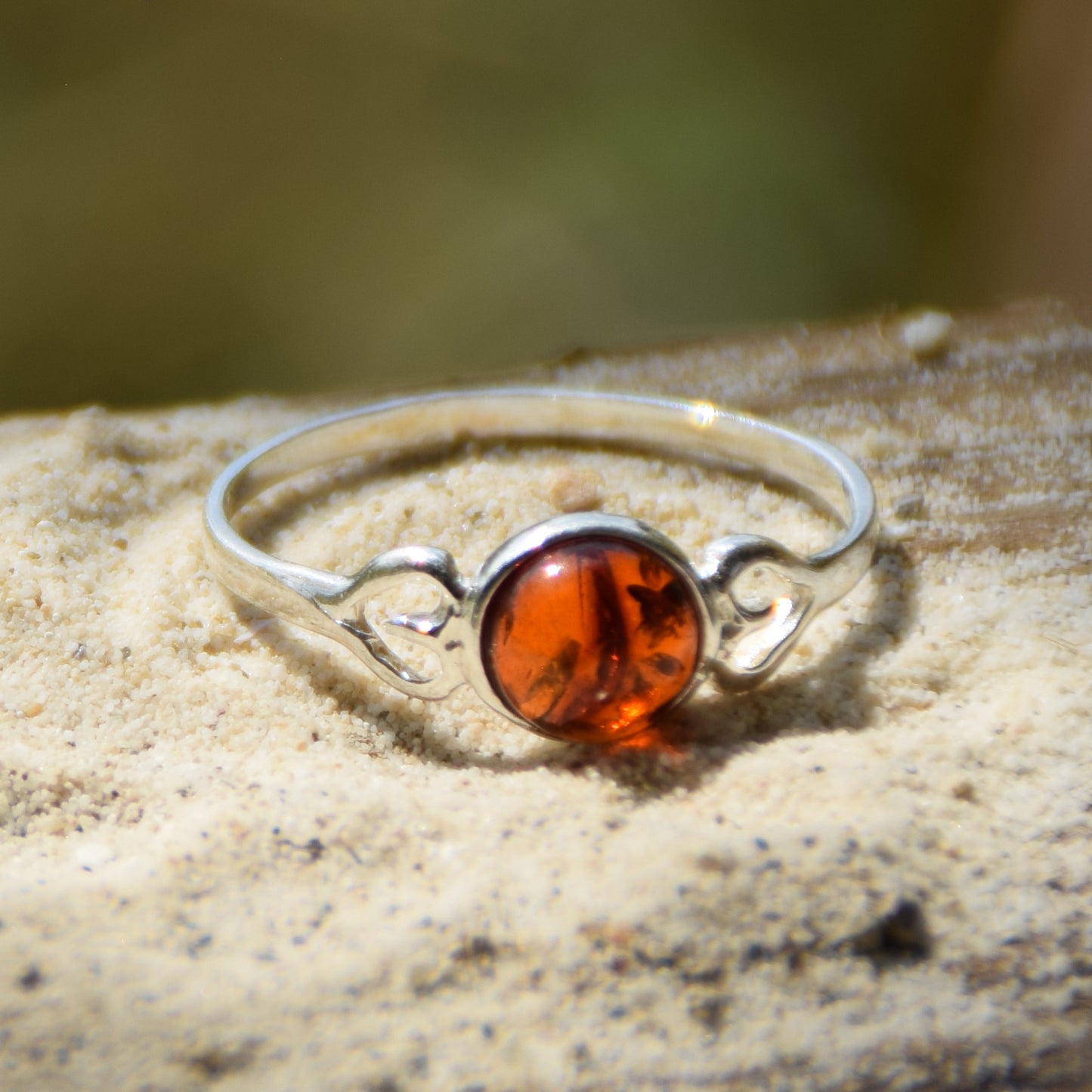 Delicato anello romantico con Ambra naturale color cognac e Argento 925, MJ Baltica, BP124