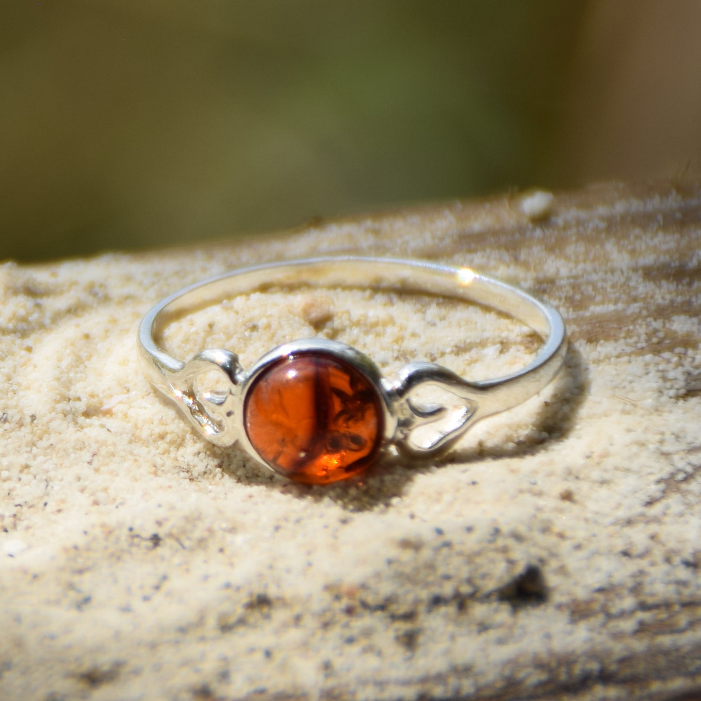 Delicato anello romantico con Ambra naturale color cognac e Argento 925, MJ Baltica, BP124