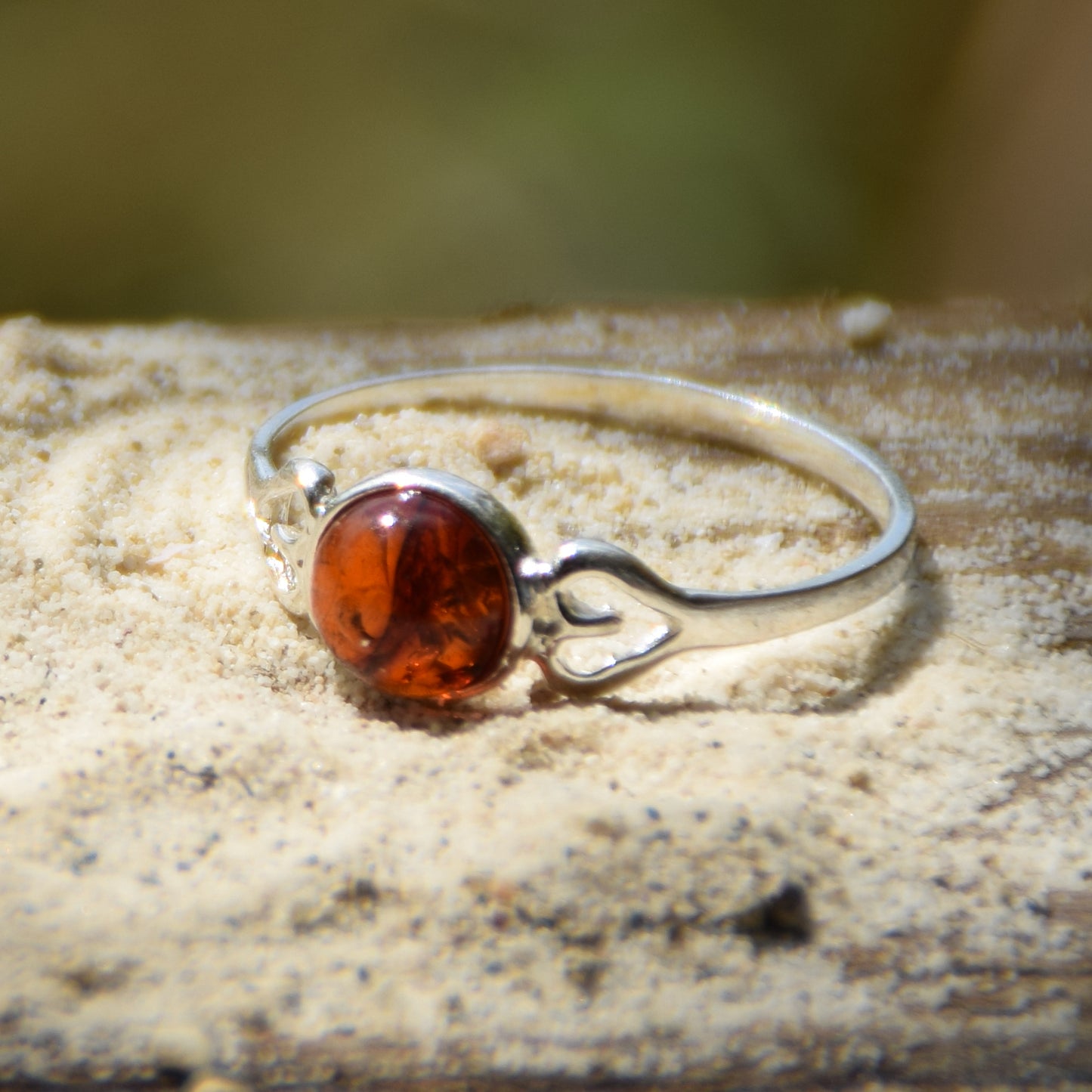 Delicato anello romantico con Ambra naturale color cognac e Argento 925, MJ Baltica, BP124