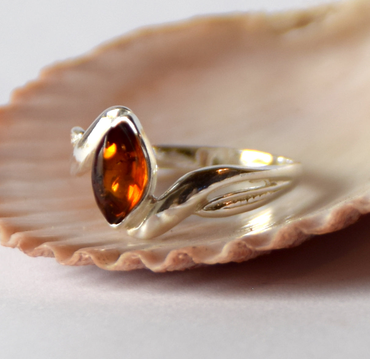 MJ Baltica, ring, natural Baltic Amber, 925 Silver, handcrafted, heart, luminous, delicate, BP101