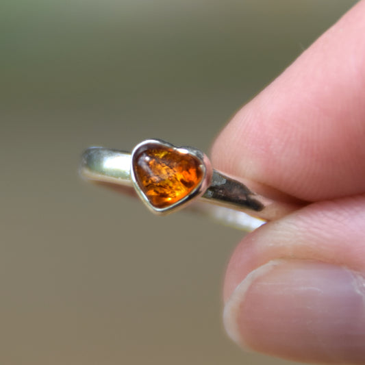 Delicate ring with cognac-colored natural amber heart and 925 silver, MJ Baltica, BP145