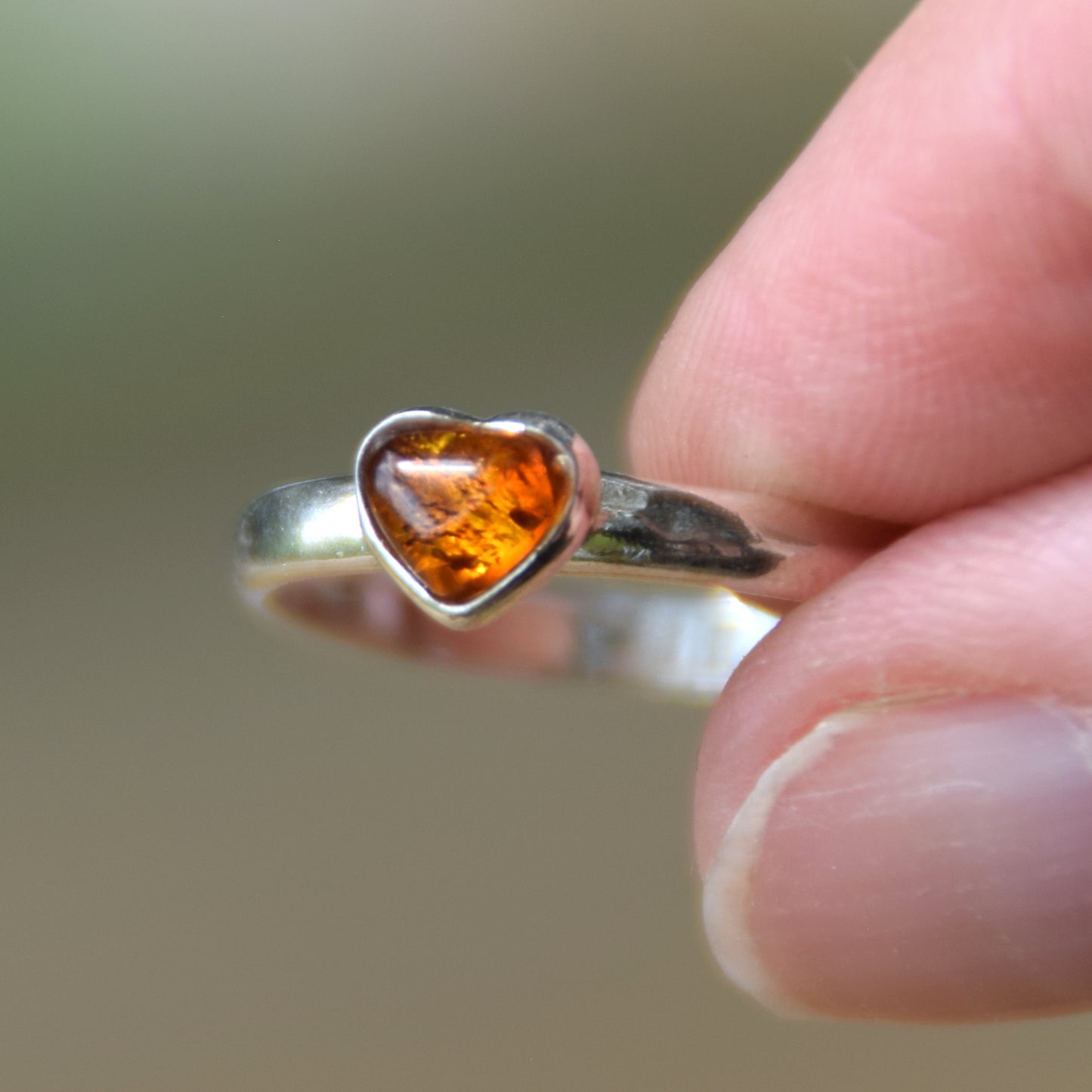 Zarter Ring mit Herz aus Cognacfarbenem Naturbernstein und 925er Silber, MJ Baltica, BP145